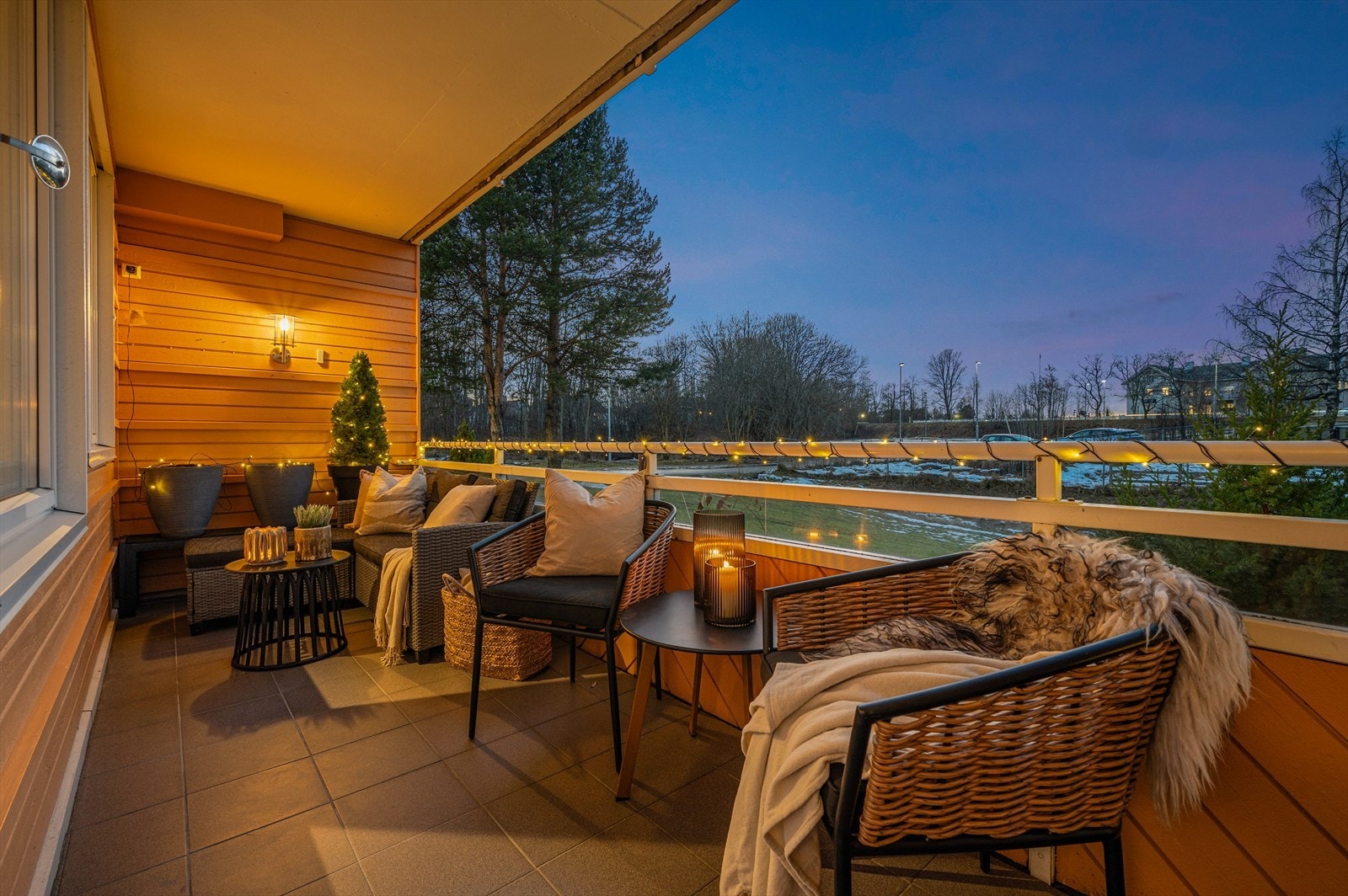 Fra den romslige balkongen på 10m² kan man nyte ettermiddag- og kveldssolen til ca. kl. 22:00 sommerstid. Egen nedgang fra balkong til felles plenareal Galleribilde