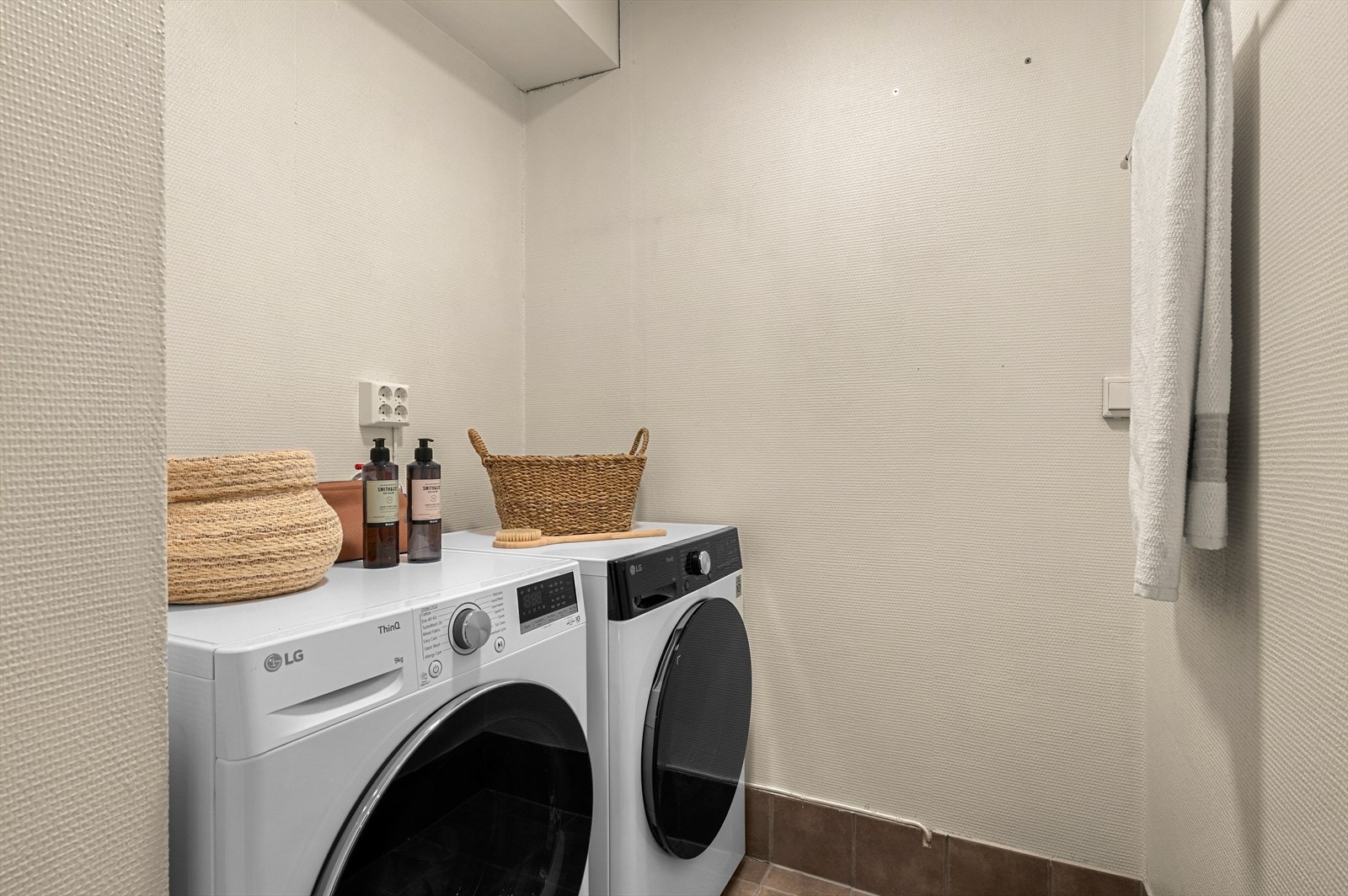 med god plass til vaskemaskin og tørketrommel samt evt. mer skapplass ved behov Galleribilde