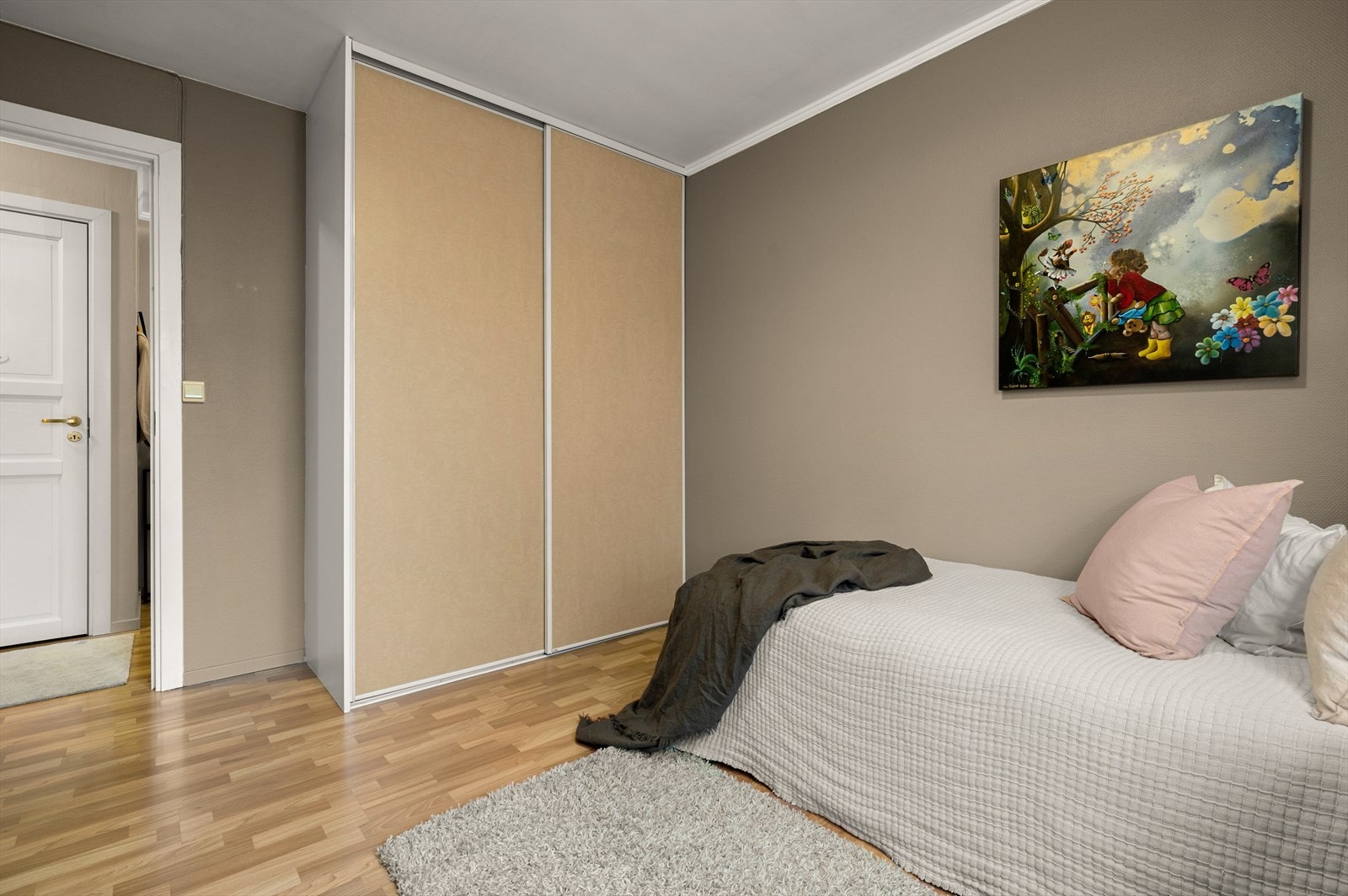 Soverommene er malt med fine lune farger Galleribilde