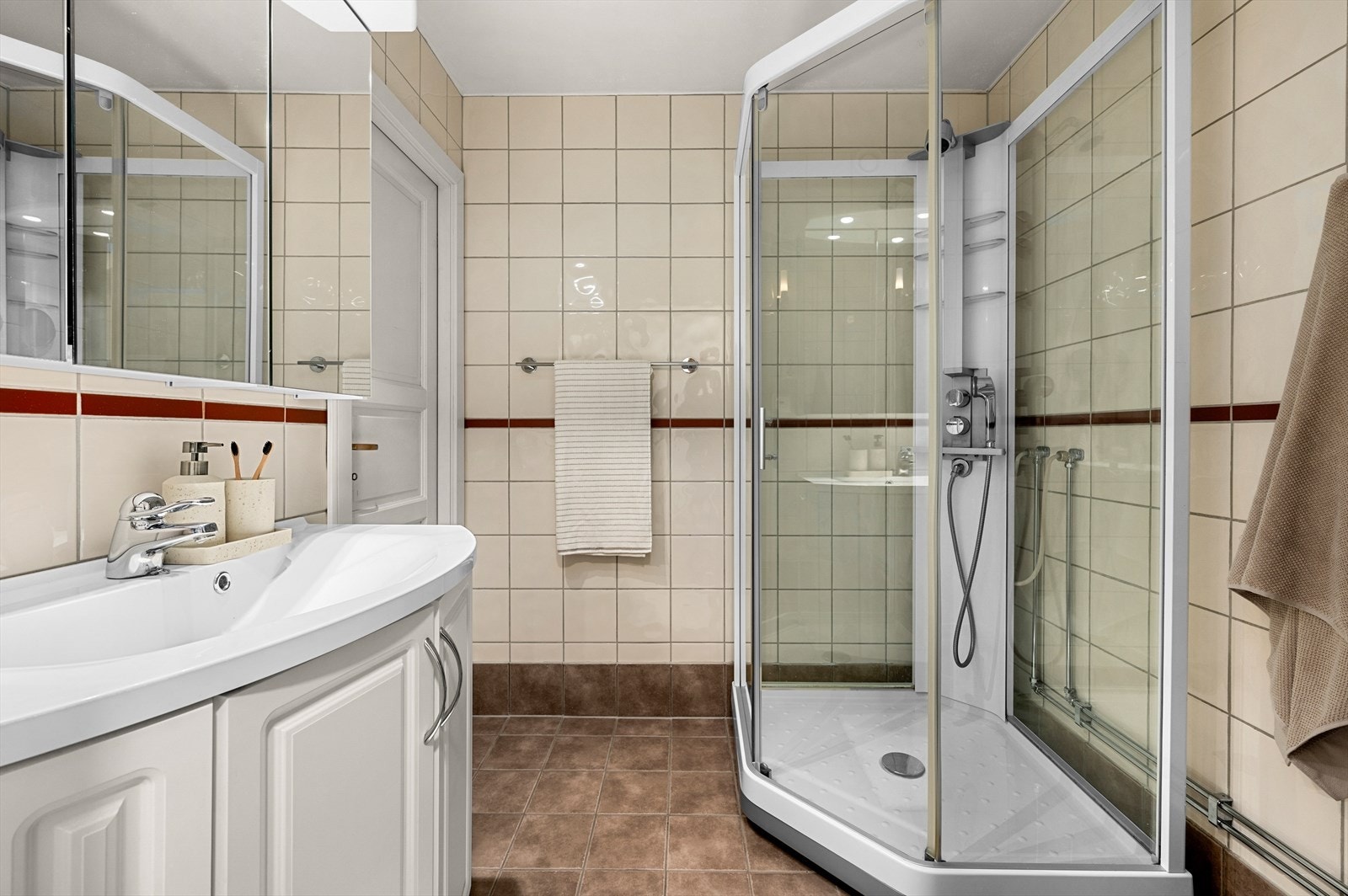 Flislagt bad med ny flis fra 2009 og behagelig gulvvarme Galleribilde