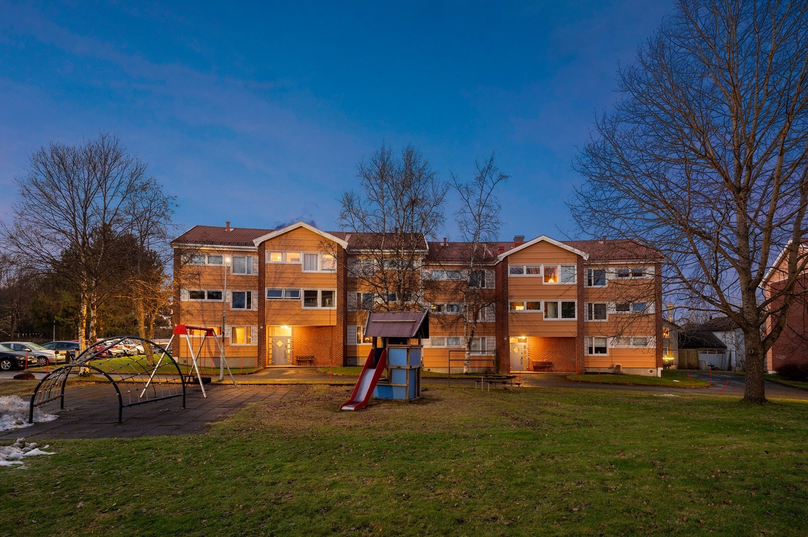 Her er det luftig mellom bygningene med store grøntdrag, og sentral beliggenhet med gangavstand til en rekke servicetilbud, kollektiv transport, NTNU, Estenstadmarka, barnehager og skoler. Galleribilde