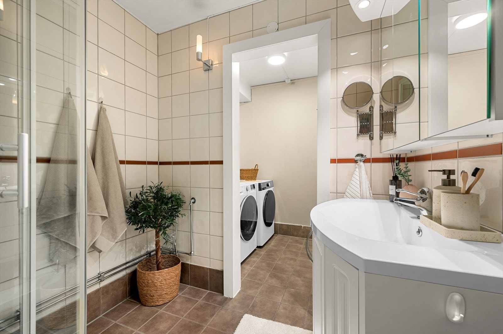 Fra badet er det inngang til praktisk vaskerom Galleribilde