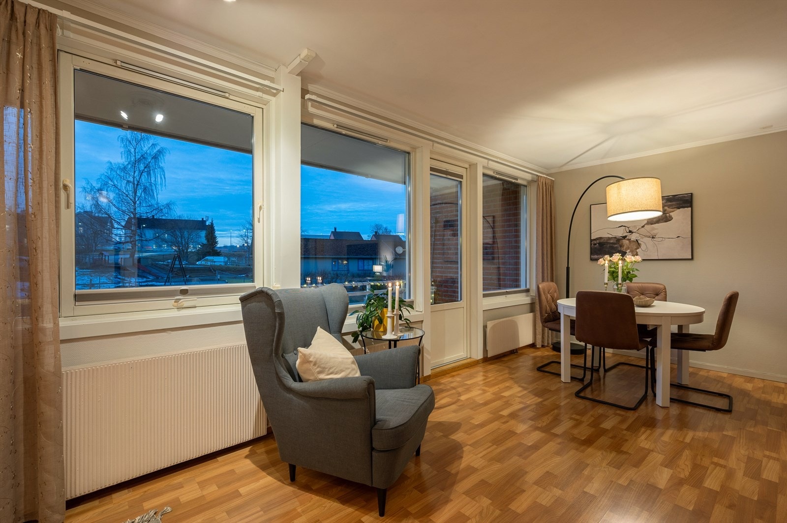 Stue- og kjøkkenarealet har god løsning som gjør det mulig med god plass til spisebord og flere sosiale soner Galleribilde