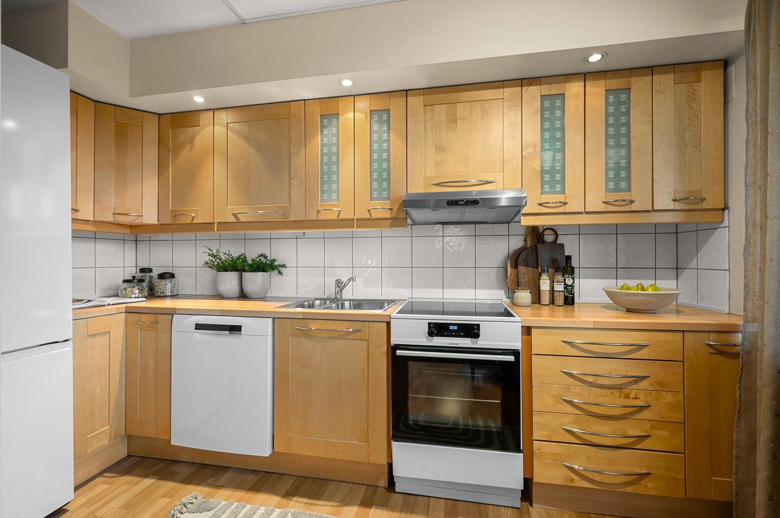 Kjøkken har spotter ved overskap og praktisk flis under overskap for enklere rengjøring. Hvitevarer medfølger Galleribilde