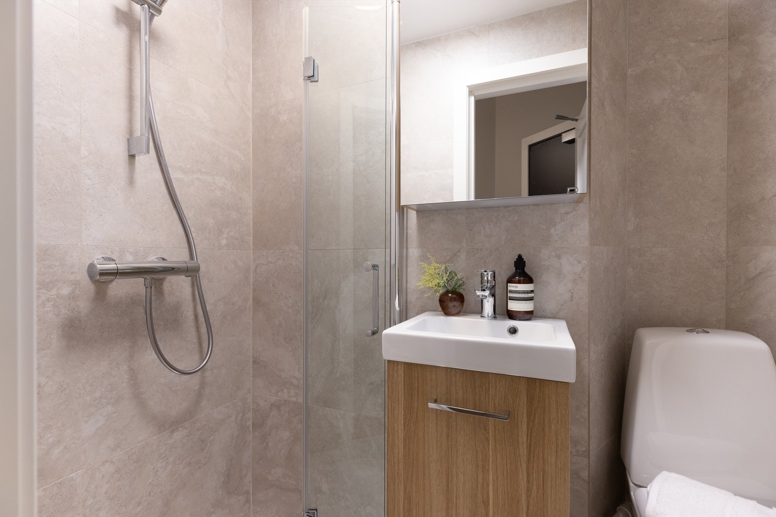 Oppusset baderom. Lekre fliser og ny innredning. Galleribilde