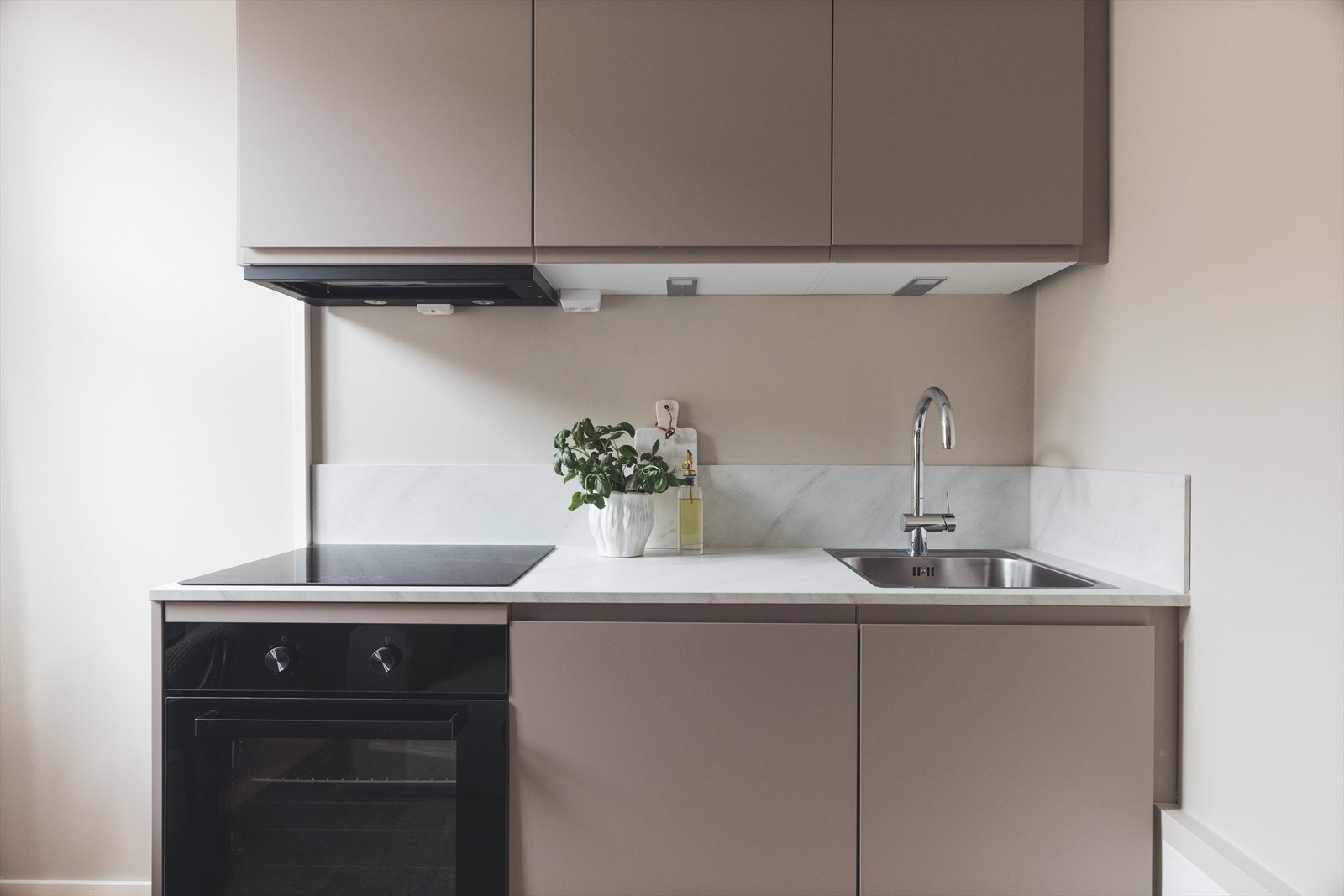 Lekkert kjøkken fra KVIK med integrerte hvitevarer. Galleribilde