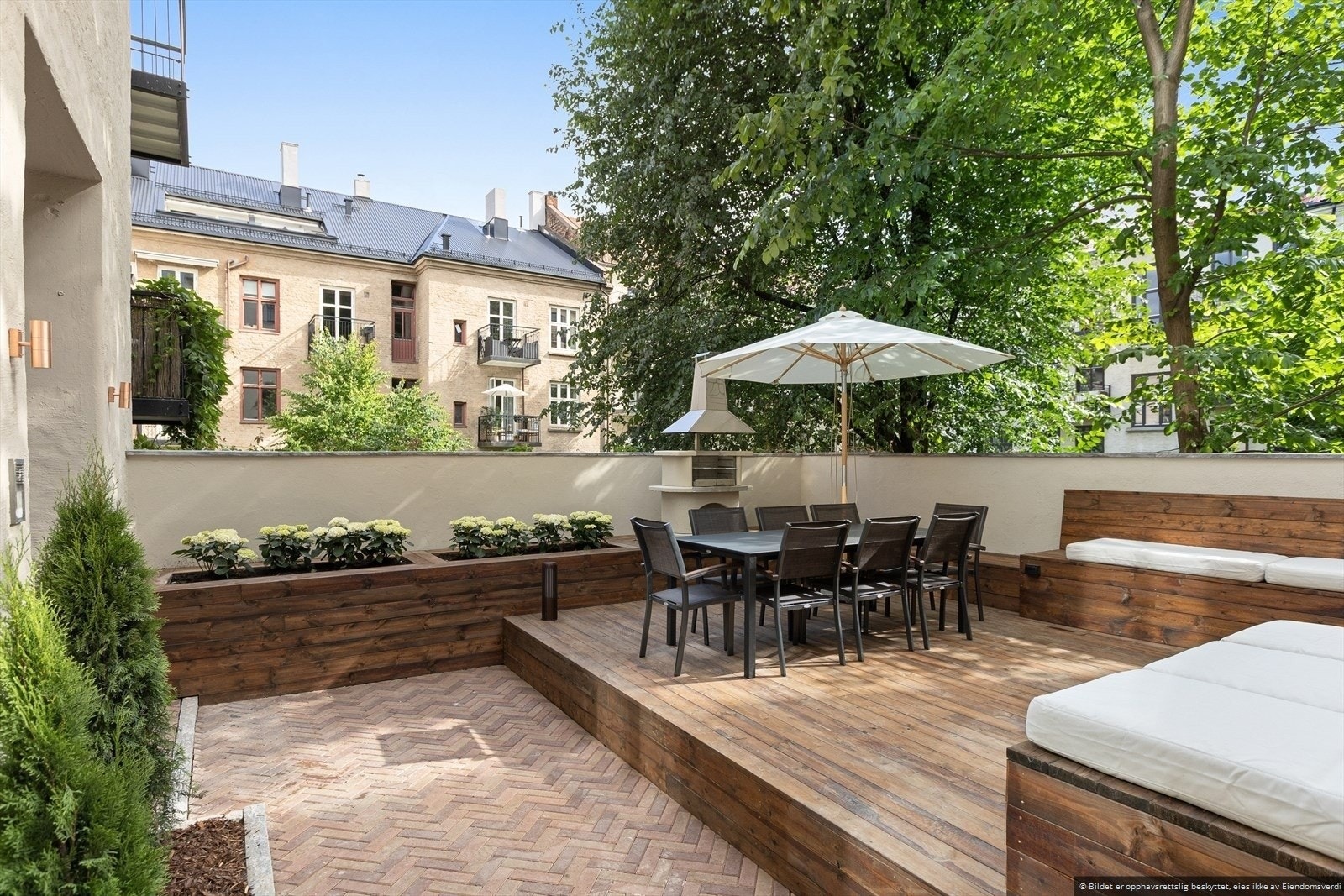 Tranegården byr på en fantastisk og sosial felles bakgård, med et attraktivt uteområde hvor du finner sten i fiskebensmønster, stor platting og flere sitteplasser. Galleribilde