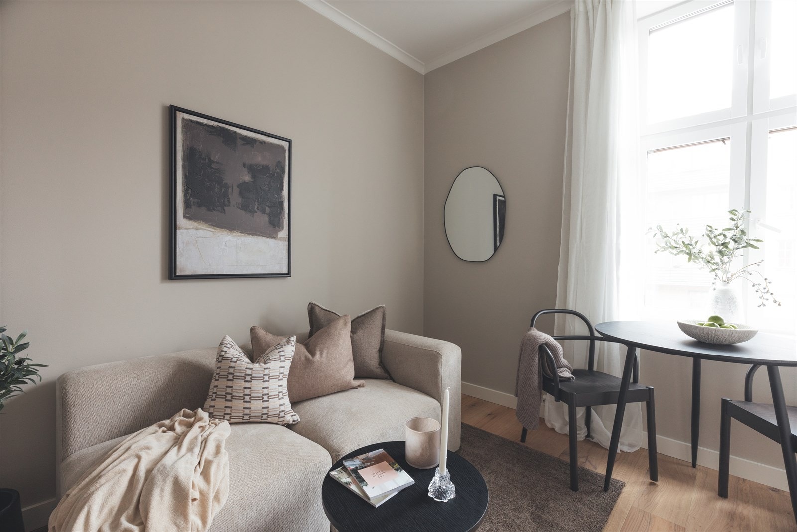 Det er ingen dokumentavgift ved kjøp. Videre er det lave felleskostnader hvor bl.a. internett og varmtvann er inkludert. Galleribilde