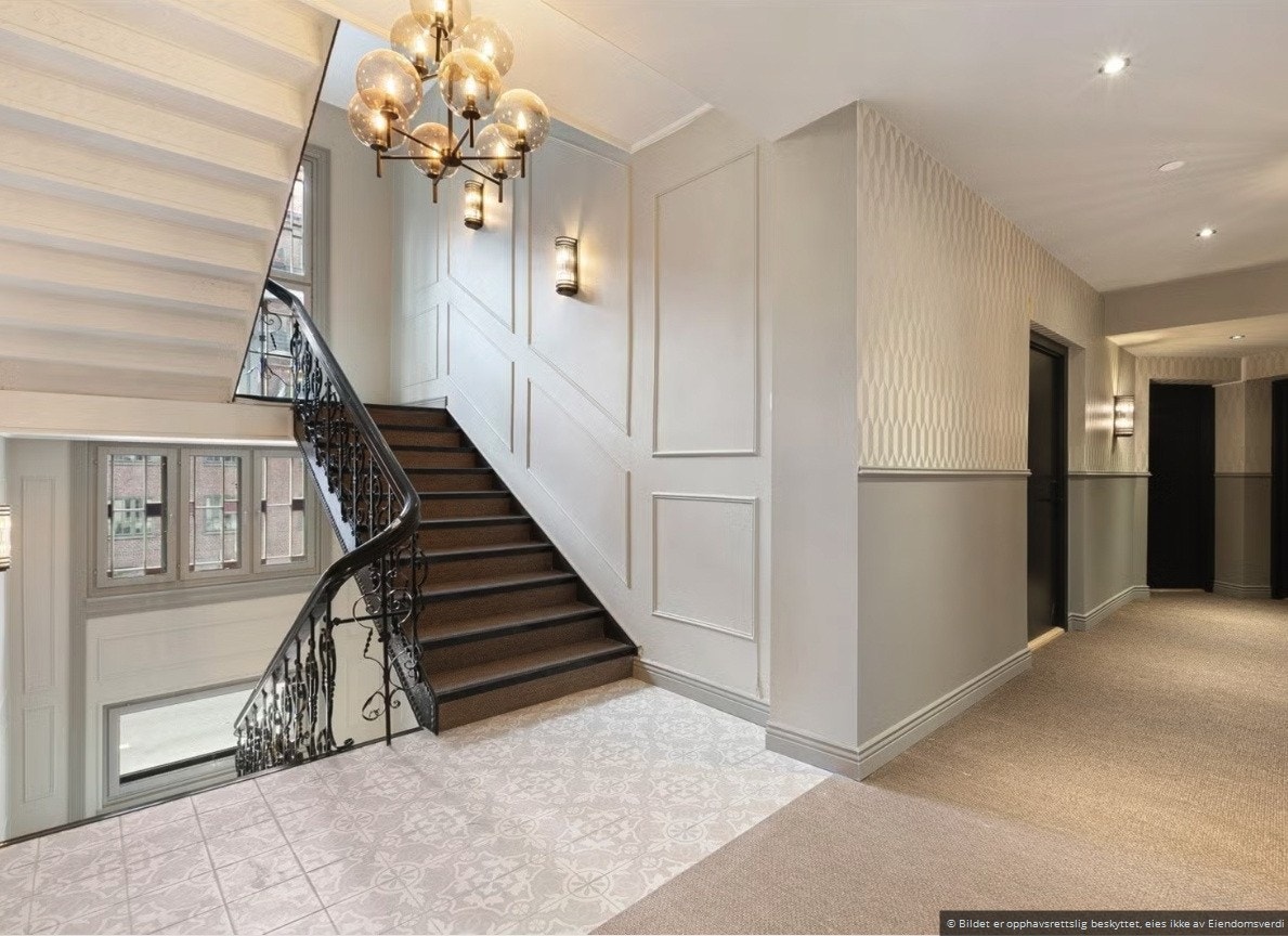 Bygården er pusset opp med fokus pa høy kvalitet og et gjennomført, eksklusivt uttrykk. Galleribilde