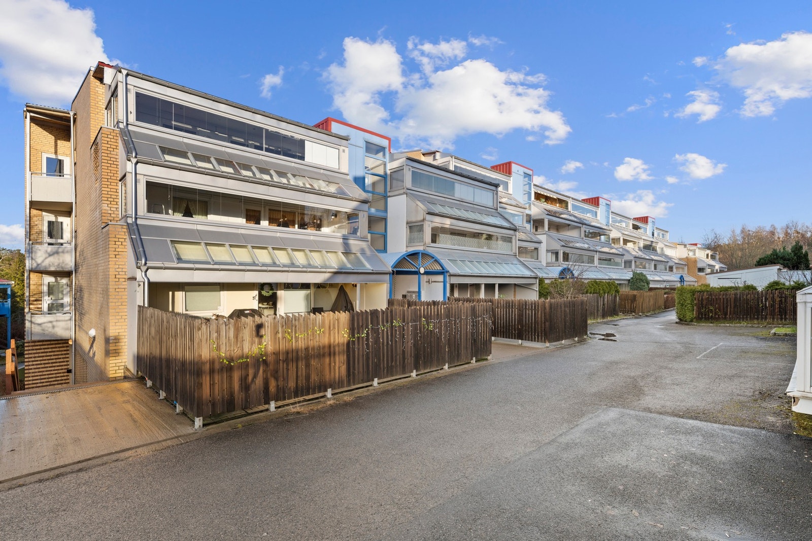 Når du velger bolig, velger du også nabolag. Nærbutikk. Skolevei. Nærhet til naturen. Nye naboer. Rammen rundt der du bor. Galleribilde