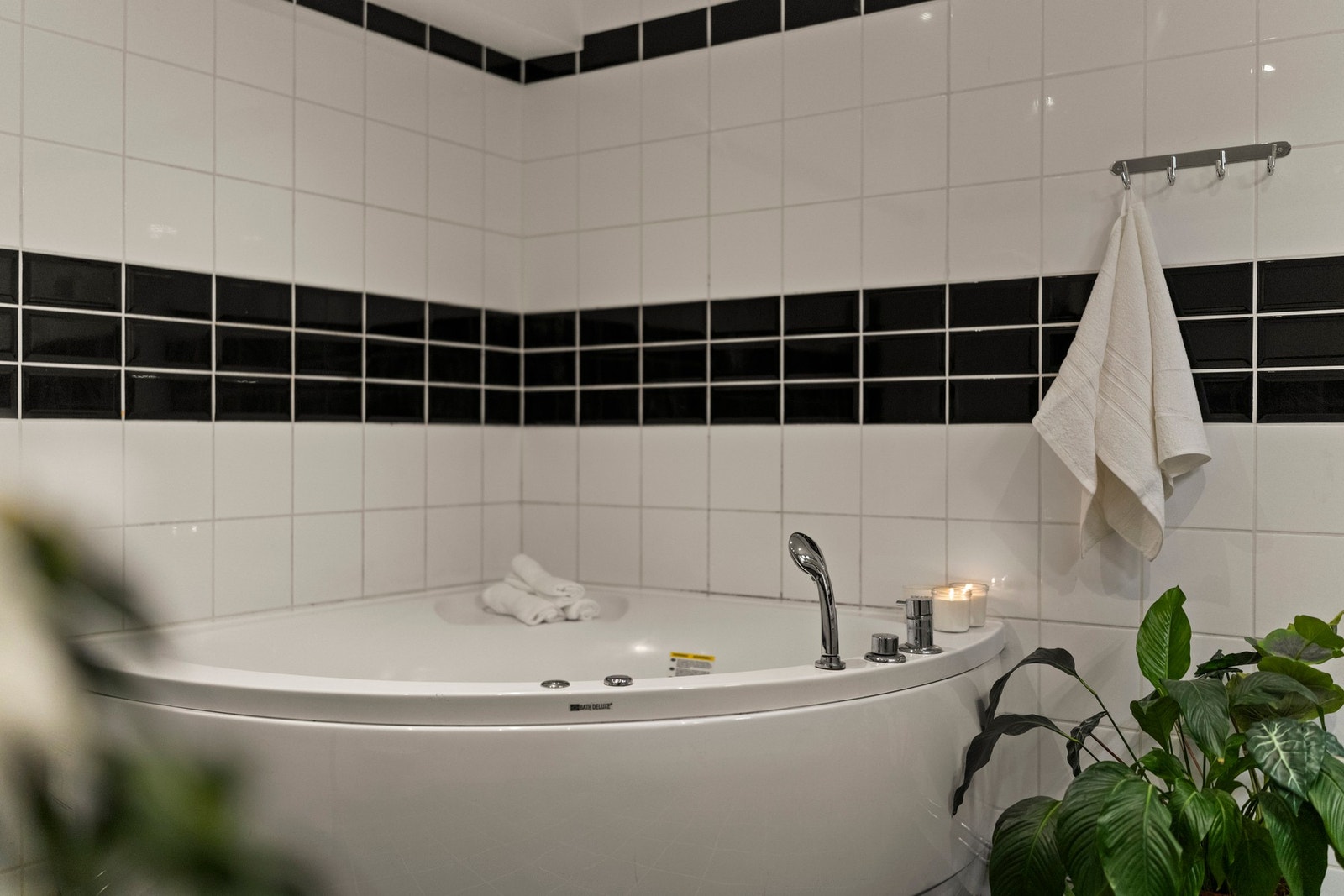 Innbydende hjørnebadekar som skaper en følelse av hverdagsluksus og velvære. Her kan du senke skuldrene etter en lang dag og nyte rolige stunder i et lyst og stilrent baderom, med god plass rundt badekaret og en avslappende atmosfære som inviterer til ege Galleribilde