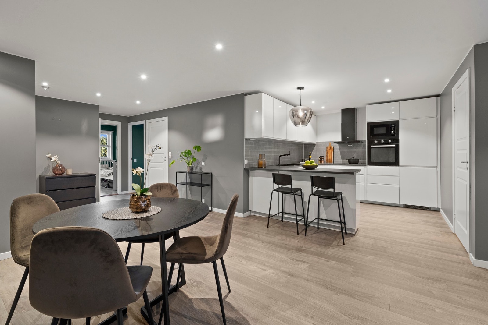 Åpen kjøkkenløsning som skaper naturlig flyt mellom kjøkken og stue. Galleribilde