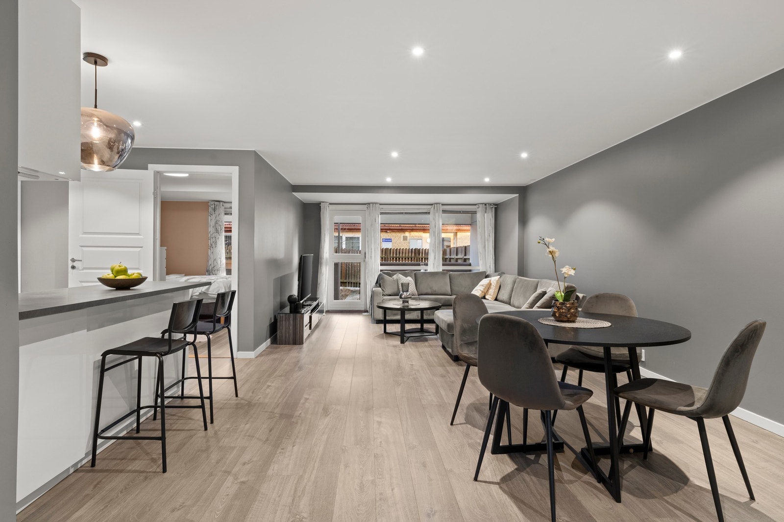 Gode vindusflater som gir rikelig med naturlig lysinnslipp. Galleribilde