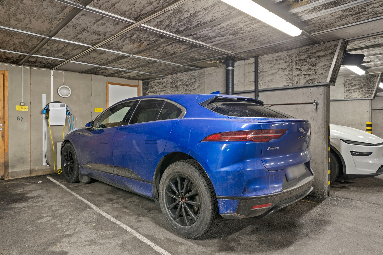 Leiligheten disponerer en fast plass i felles, lukket garasjeanlegg. Elbillader montert. Galleribilde