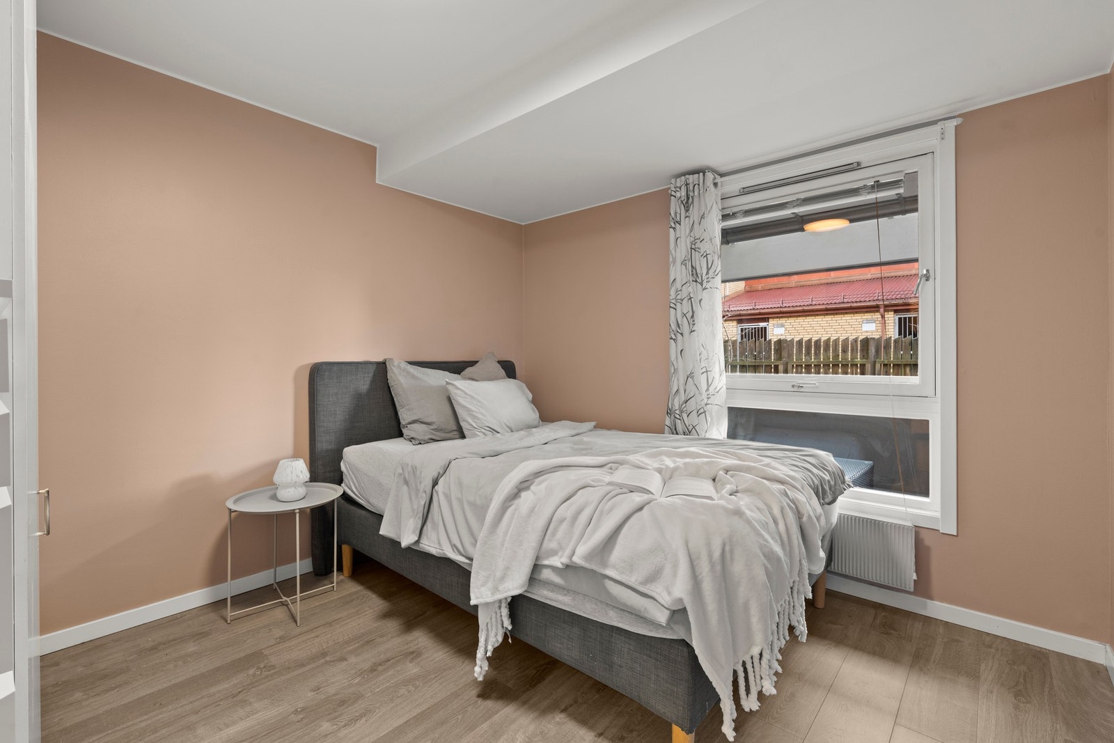 Fire lyse og romslige soverom som gir god plass til både familie, gjester og hjemmekontor, med fleksible løsninger som enkelt kan tilpasses ulike behov og livsfaser. Galleribilde