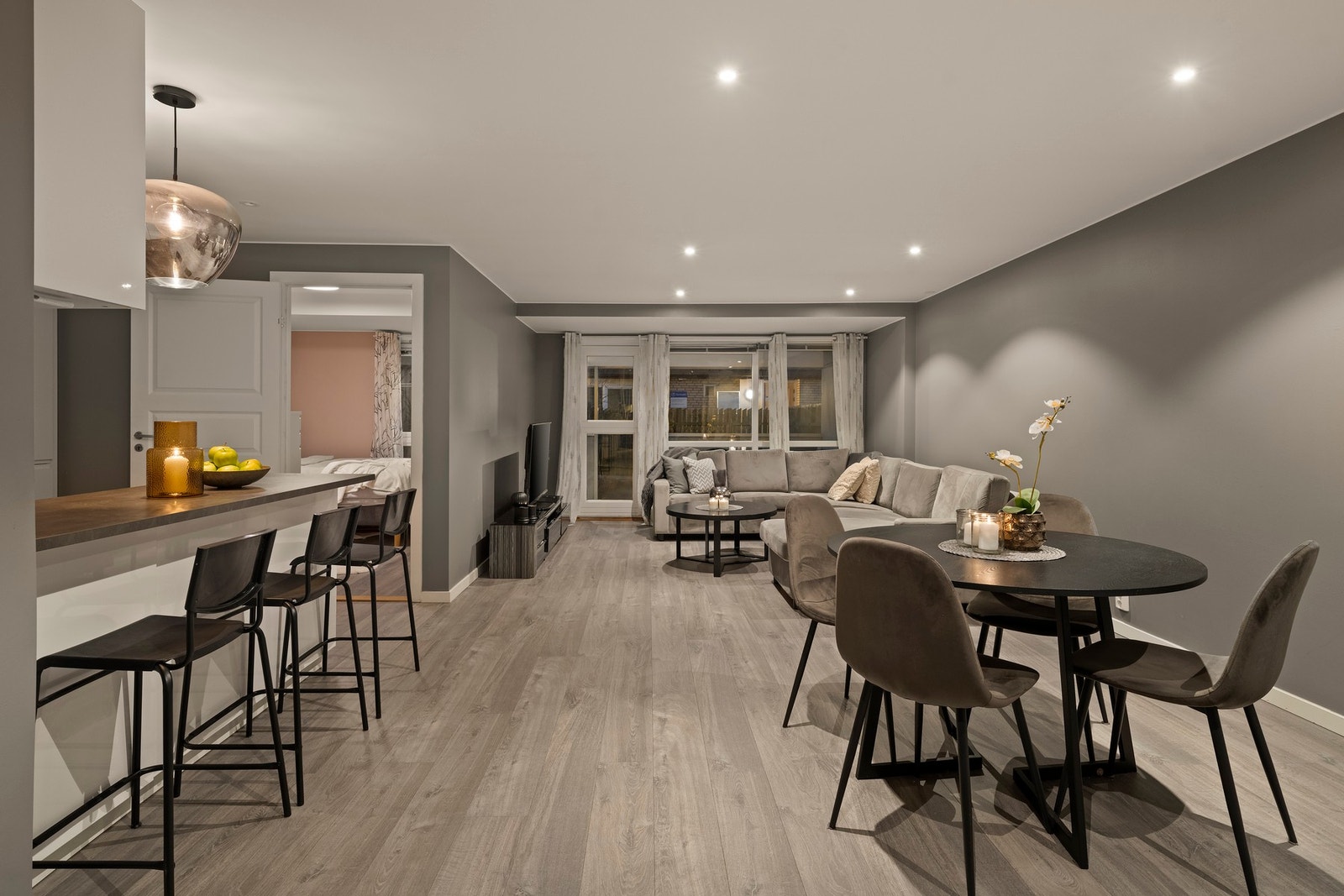 Romslig og åpen stue med god plass til både sitte- og spisegruppe. Galleribilde