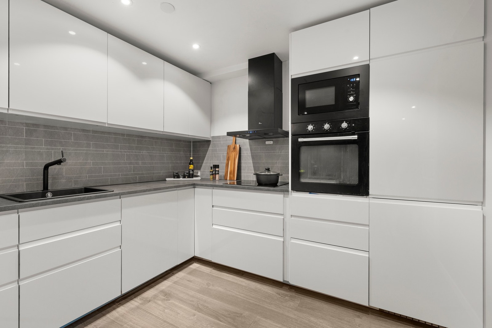 Stilrent og påkostet kjøkken fra 2022 med åpen løsning mot stue og innbydende barløsning Galleribilde