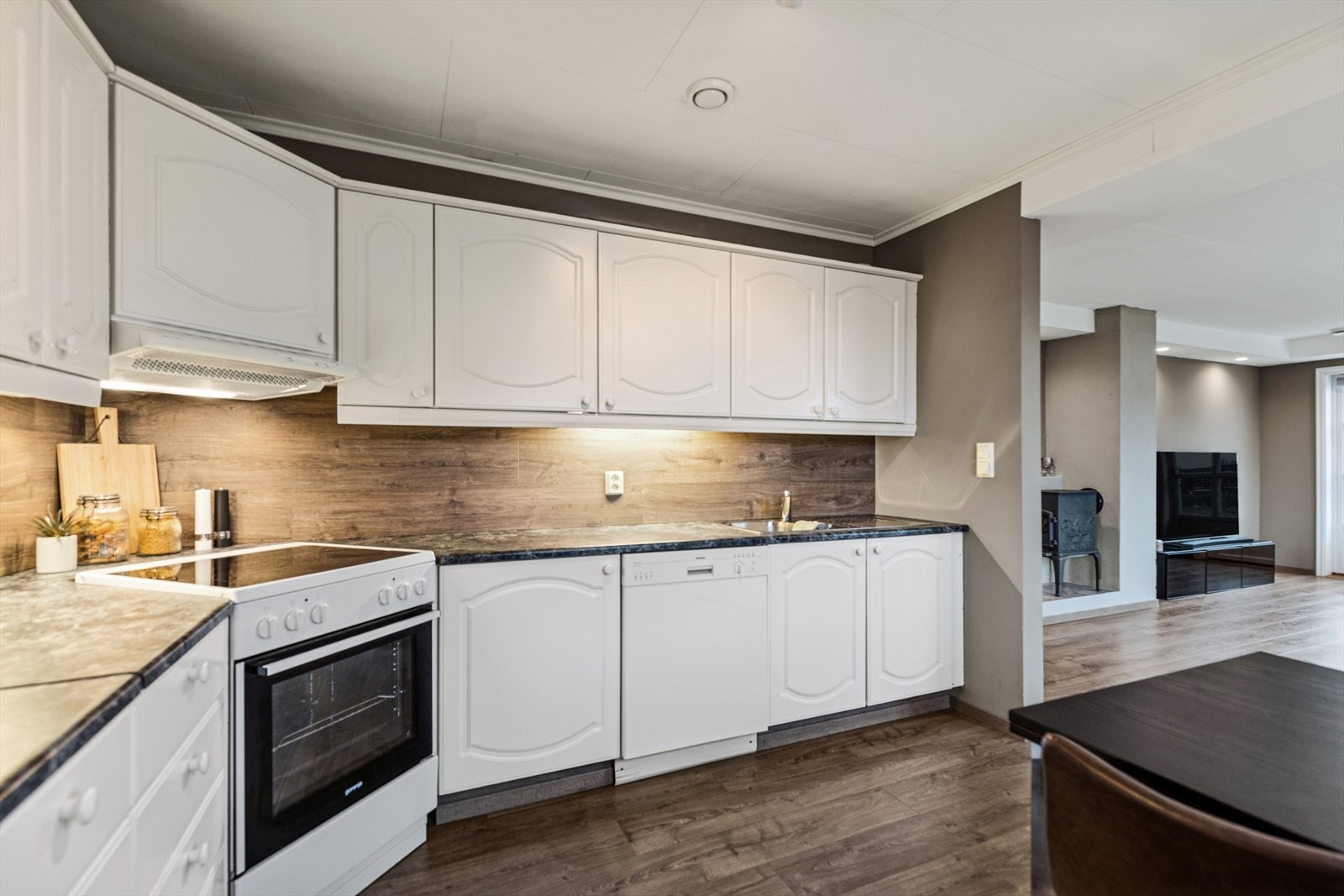 Kjøkkenet er lyst og innbydende og har innredning med profilerte fronter. Galleribilde