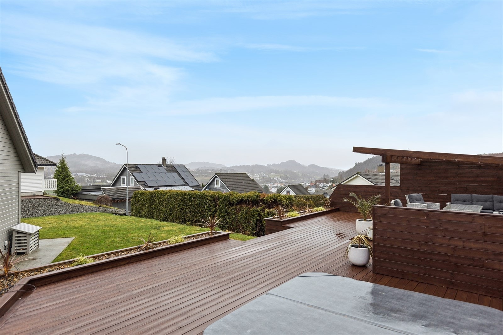 Herlig, vestvendt terrasse med gode solforhold. Galleribilde