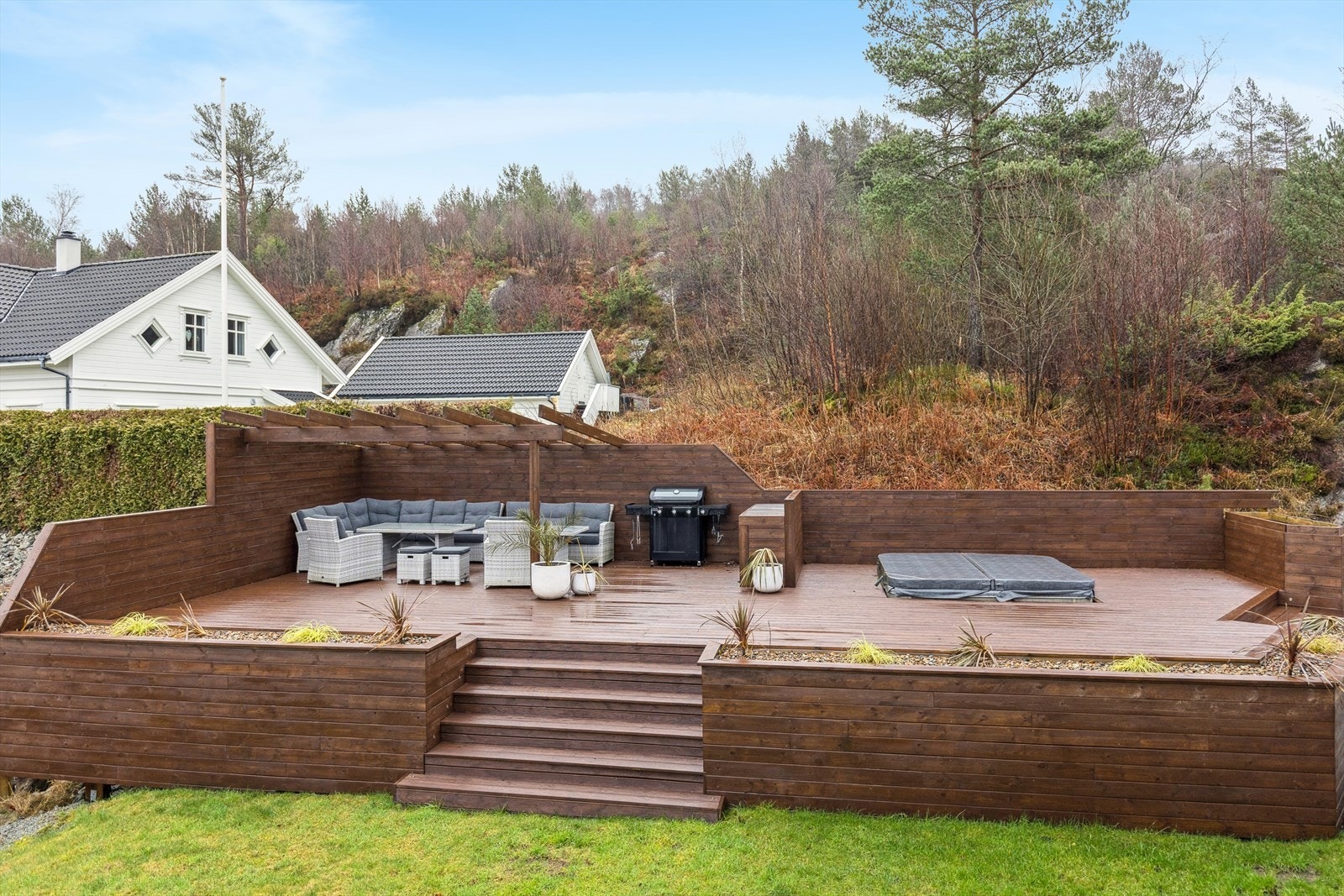 Stor, skjermet terrasse med pergola, sittegruppe og grillplass - perfekt for sosiale sammenkomster. Nedfelt jacuzzi gir ekstra komfort og avslapning i rolige omgivelser. Galleribilde