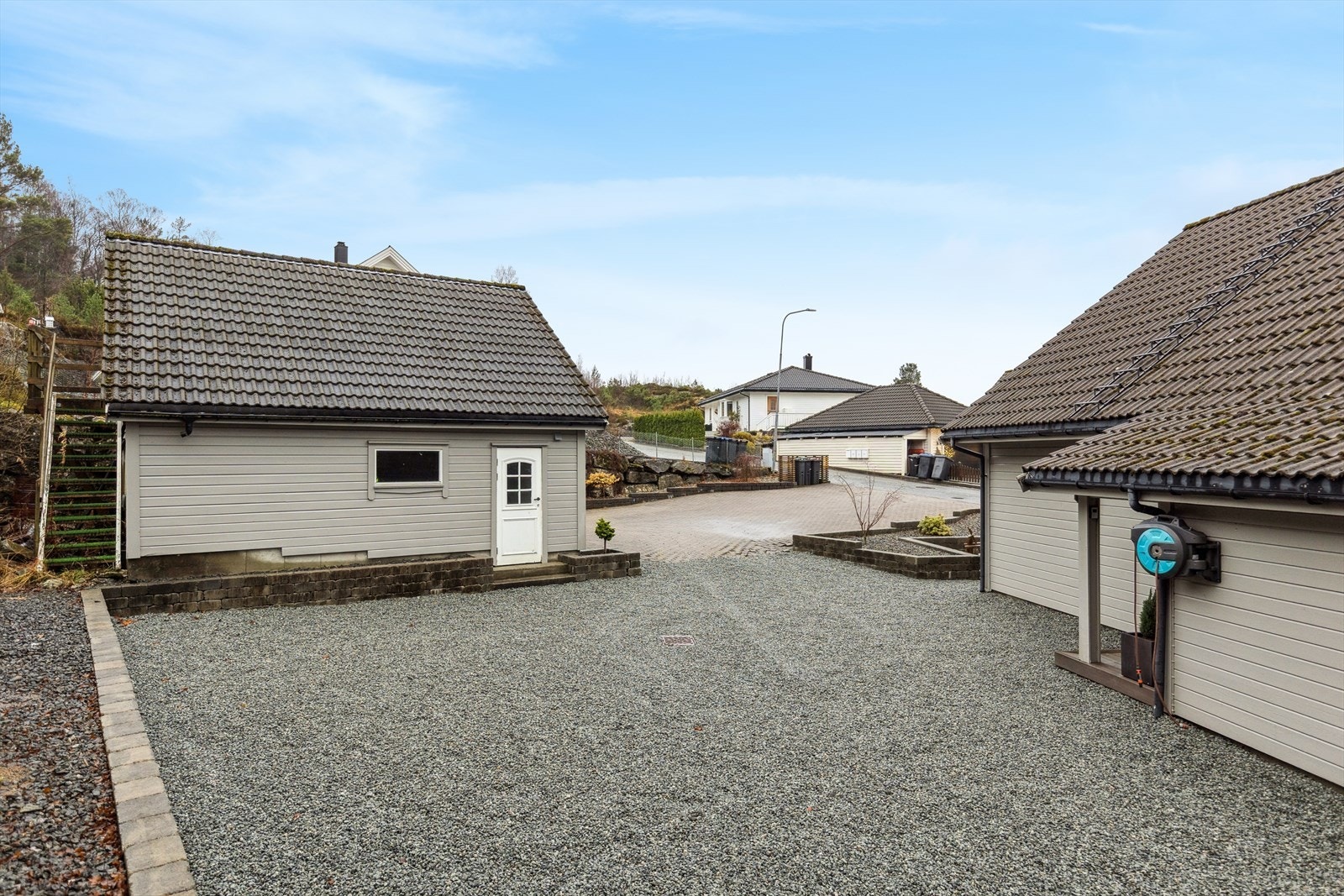 God plass til parkering på eiendommen. Galleribilde