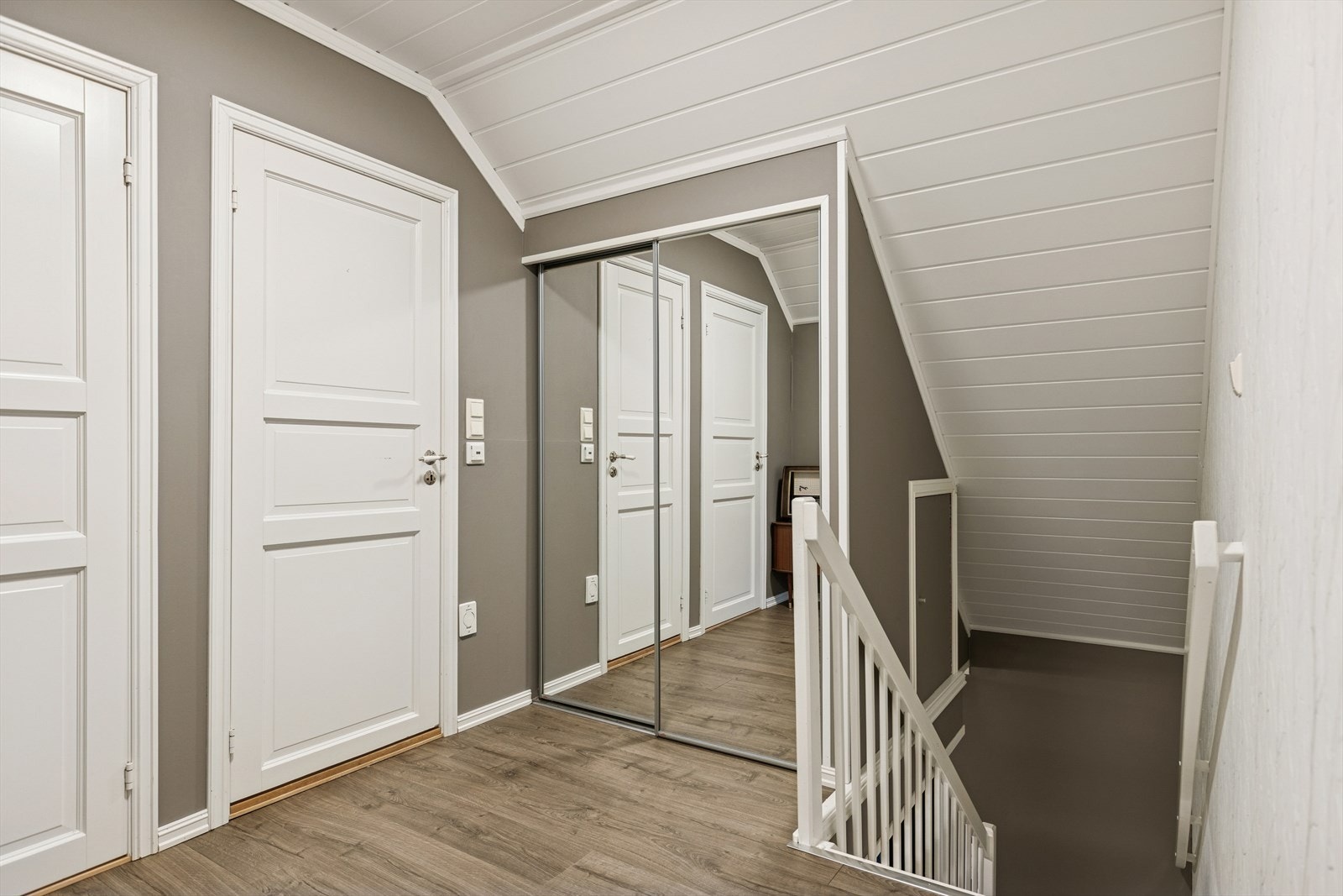 Gangen i 2. etasje har gode lagringsmuligheter. Galleribilde