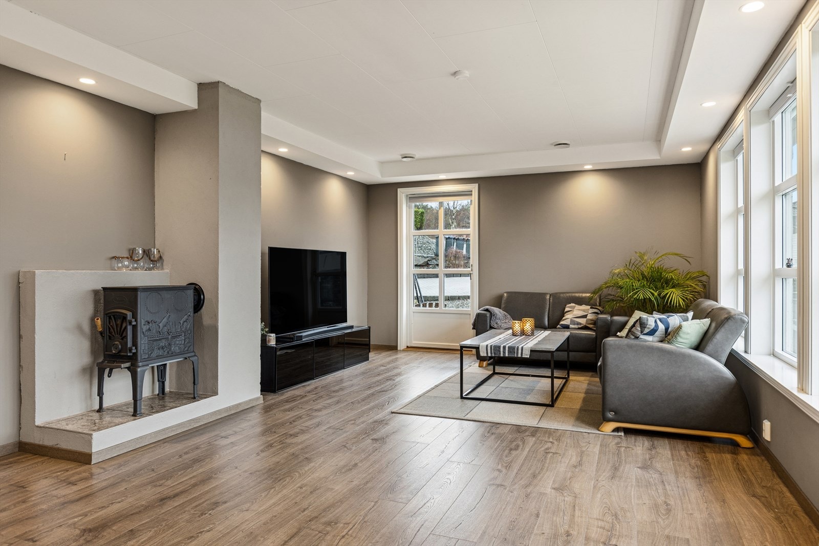 Lys og moderne stue med downlights i himling. Direkte utgang til terrasse - som en forlengelse på stuen! Galleribilde