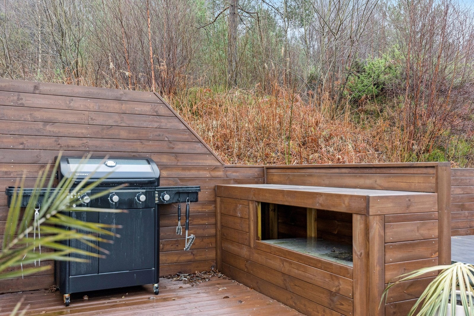 Terrassen er utsyrt med et herlig grillområde. Galleribilde