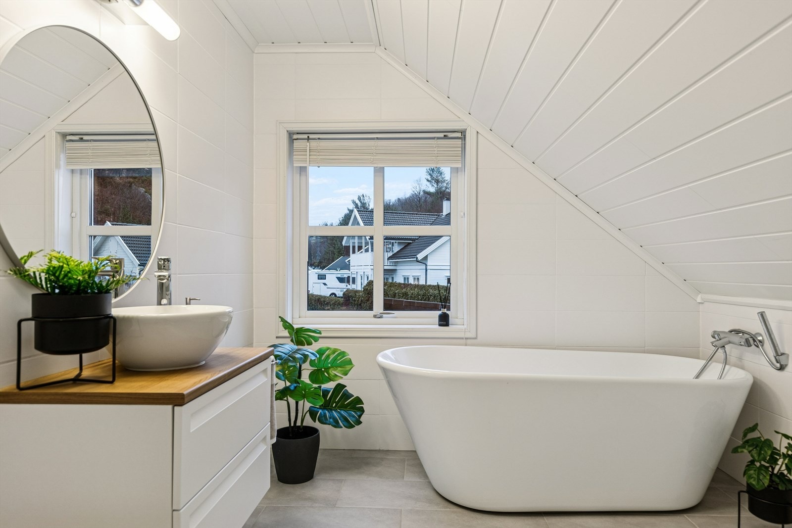 Nydelig bad i 2. etasje - utstyrt med badekar, toalett, servant med god skapplass og rundt speil med god belysning. Fliser på vegg og gulv. Galleribilde