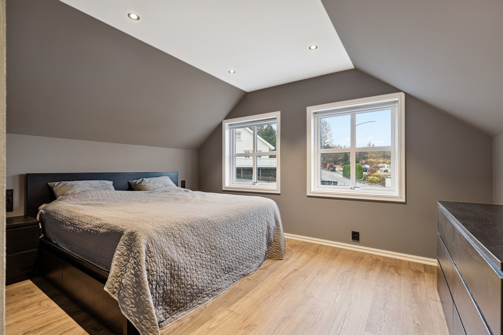 Hovedsoverommet befinner seg i 2. etasje og er av meget god størrelse. Her har man plass til garderobeinnredning, nattbord, skrivebord og dobbeltseng. Downlights i taket som gir jevn og stemningsfylt belysning. Galleribilde