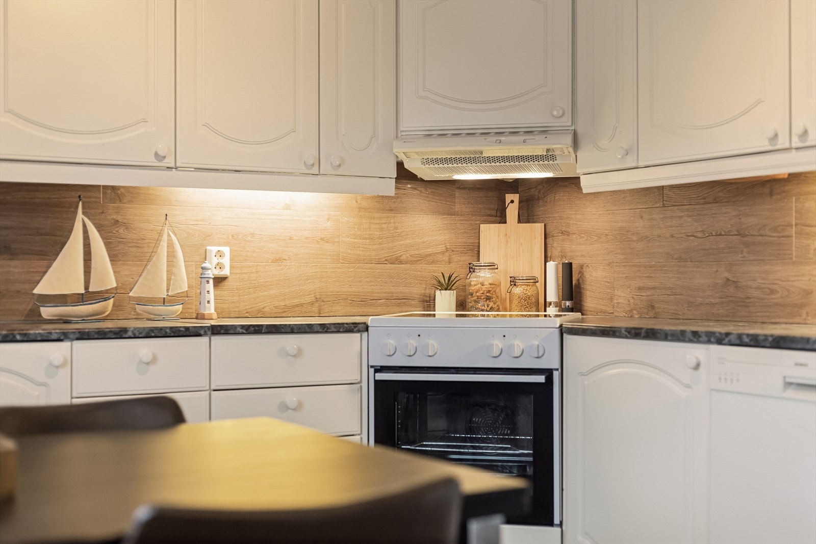 Gode oppbevaringsmuligheter i skuffer og skap. Galleribilde