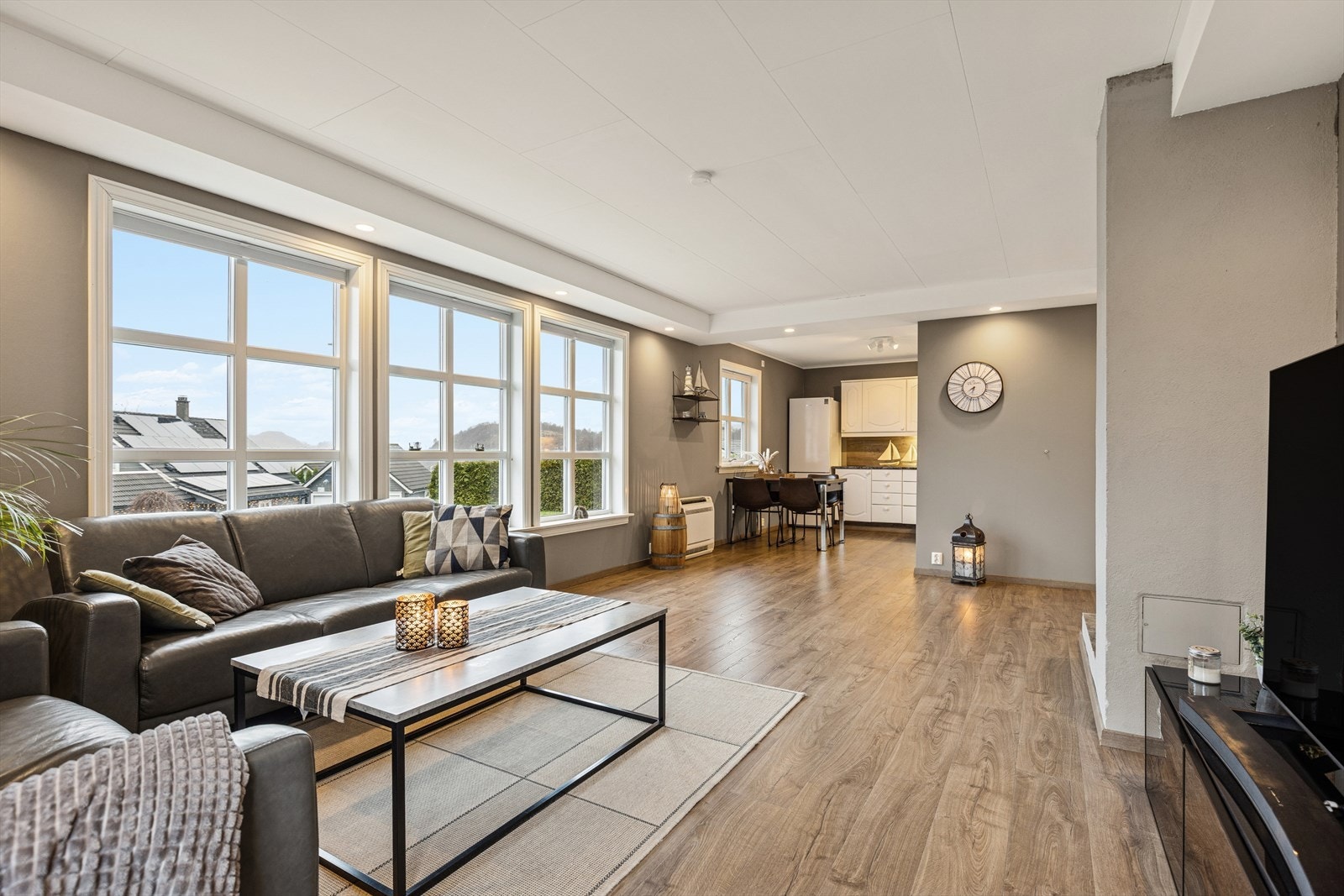 De store vinduene slipper inn rikelig med naturlig lys. Stuen er utstyrt med vedovn og varmepumpe som varmer godt hele året. Galleribilde