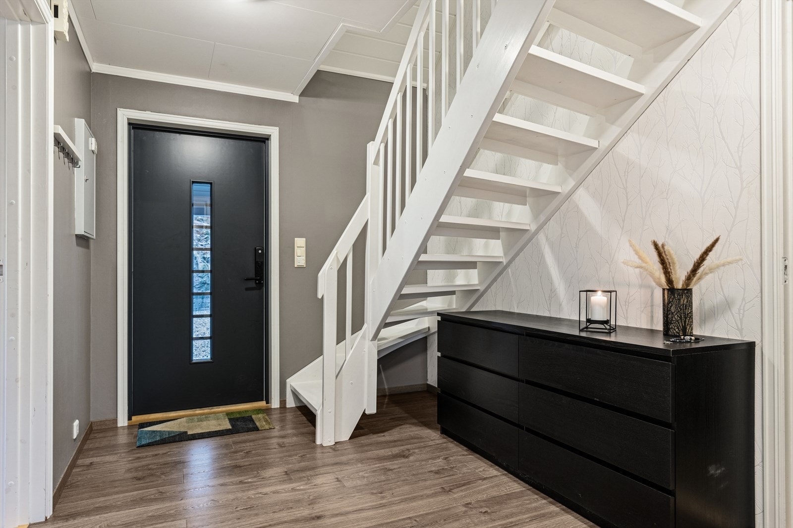 Du blir ønsket velkommen i en lys og romslig entré med god plass til oppbevaring av yttertøy og sko. Galleribilde