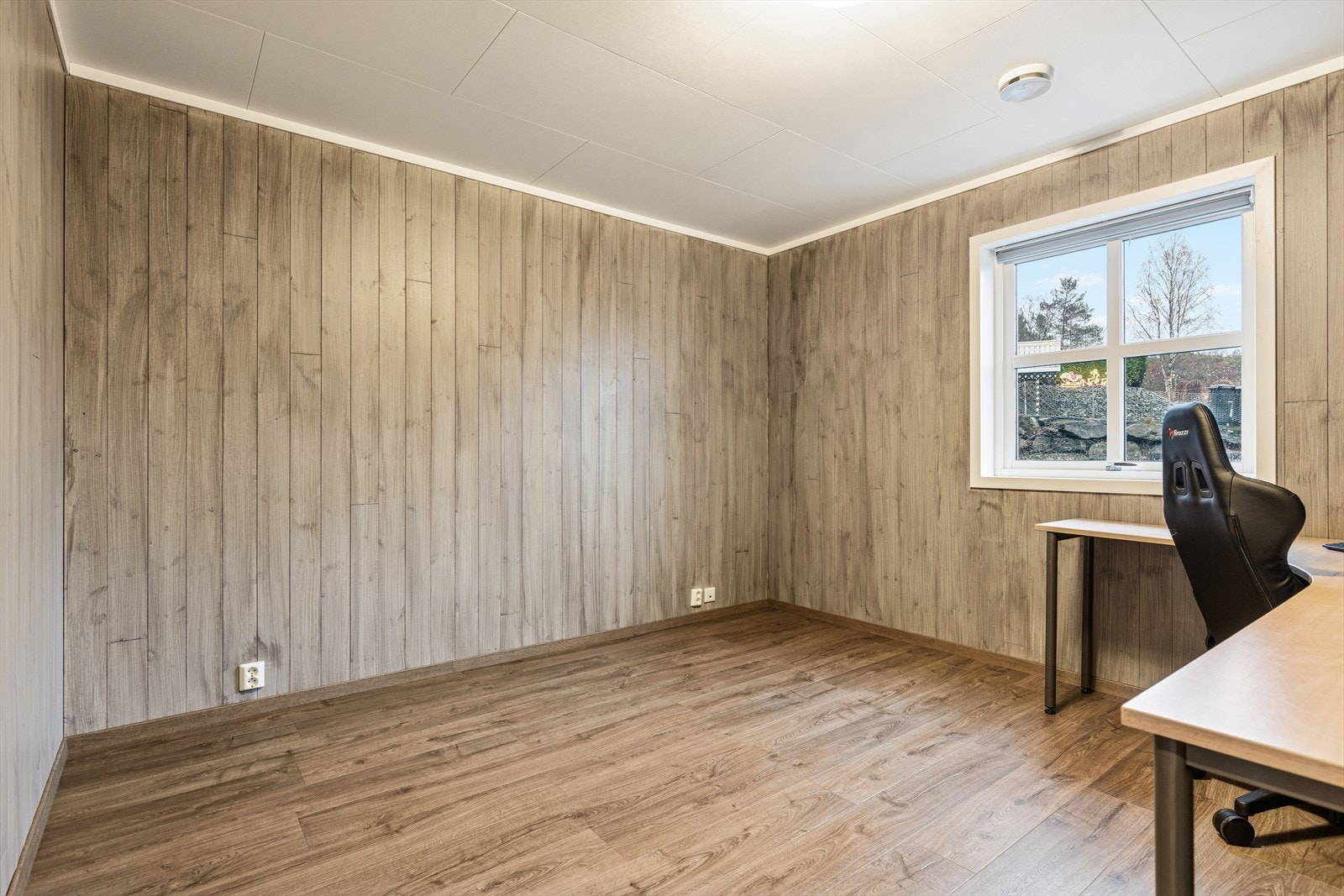 Stort soverom i 1. etasje med gode møbleringsmuligheter. Galleribilde