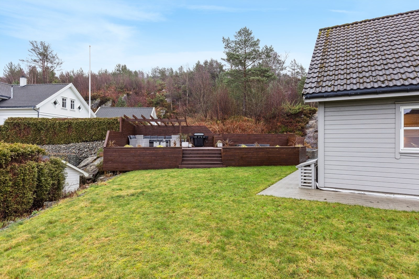 Stor, flat gressplen - perfekt for lek, ballspill og uteaktiviteter. Galleribilde