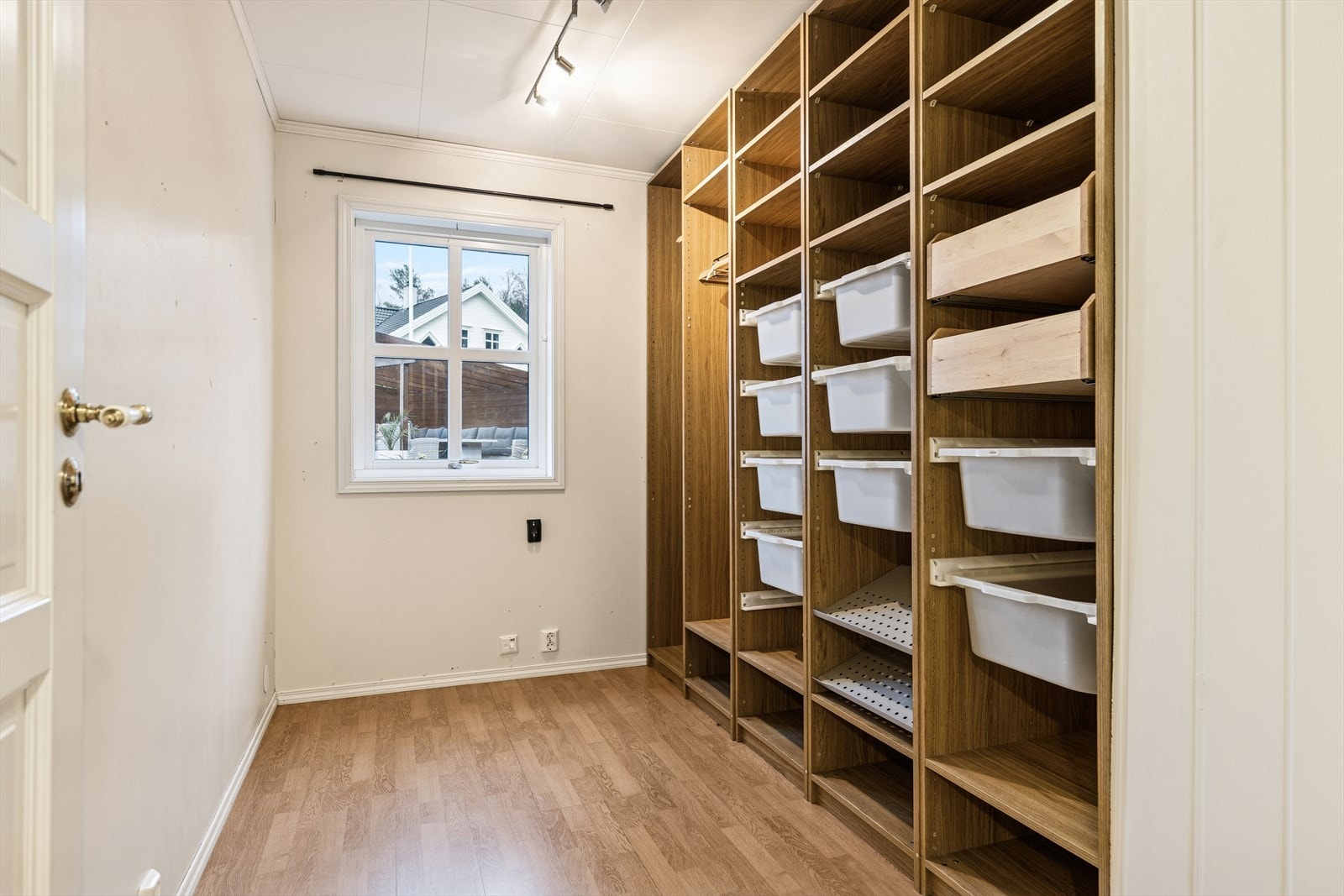 Soverom 2 utstyrt med praktisk, plassbygd klesskap. Galleribilde