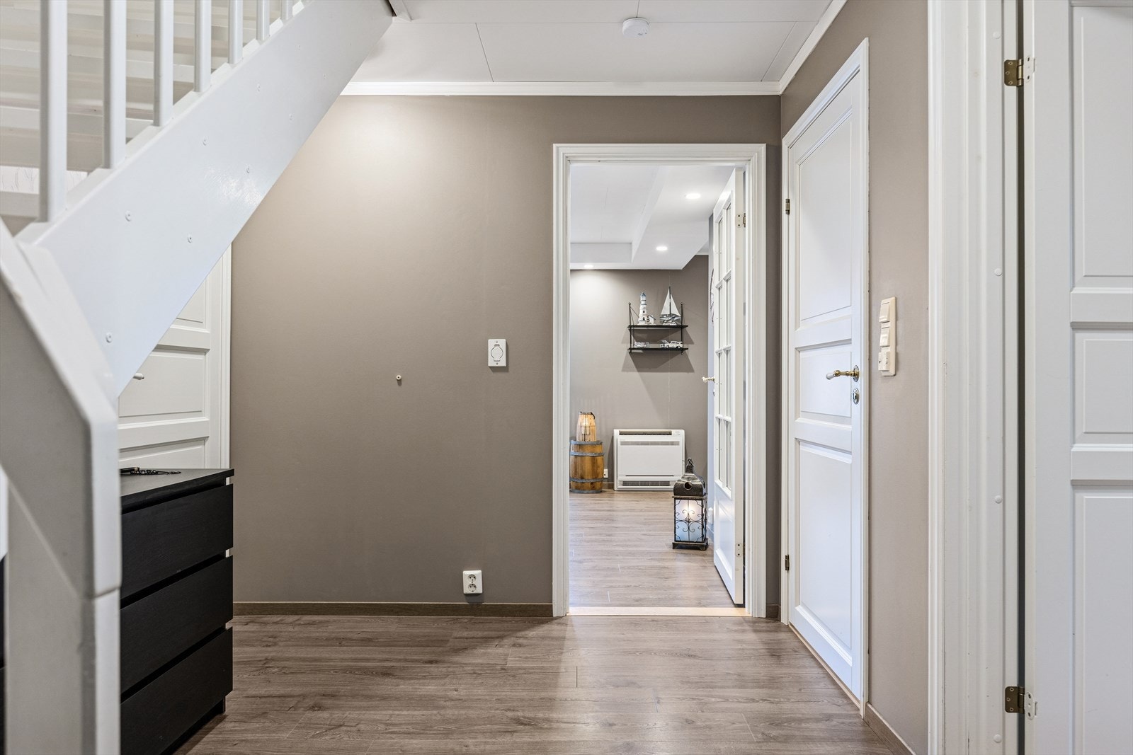 Fra entréen er det adkomst til boligens øvrige rom. Galleribilde