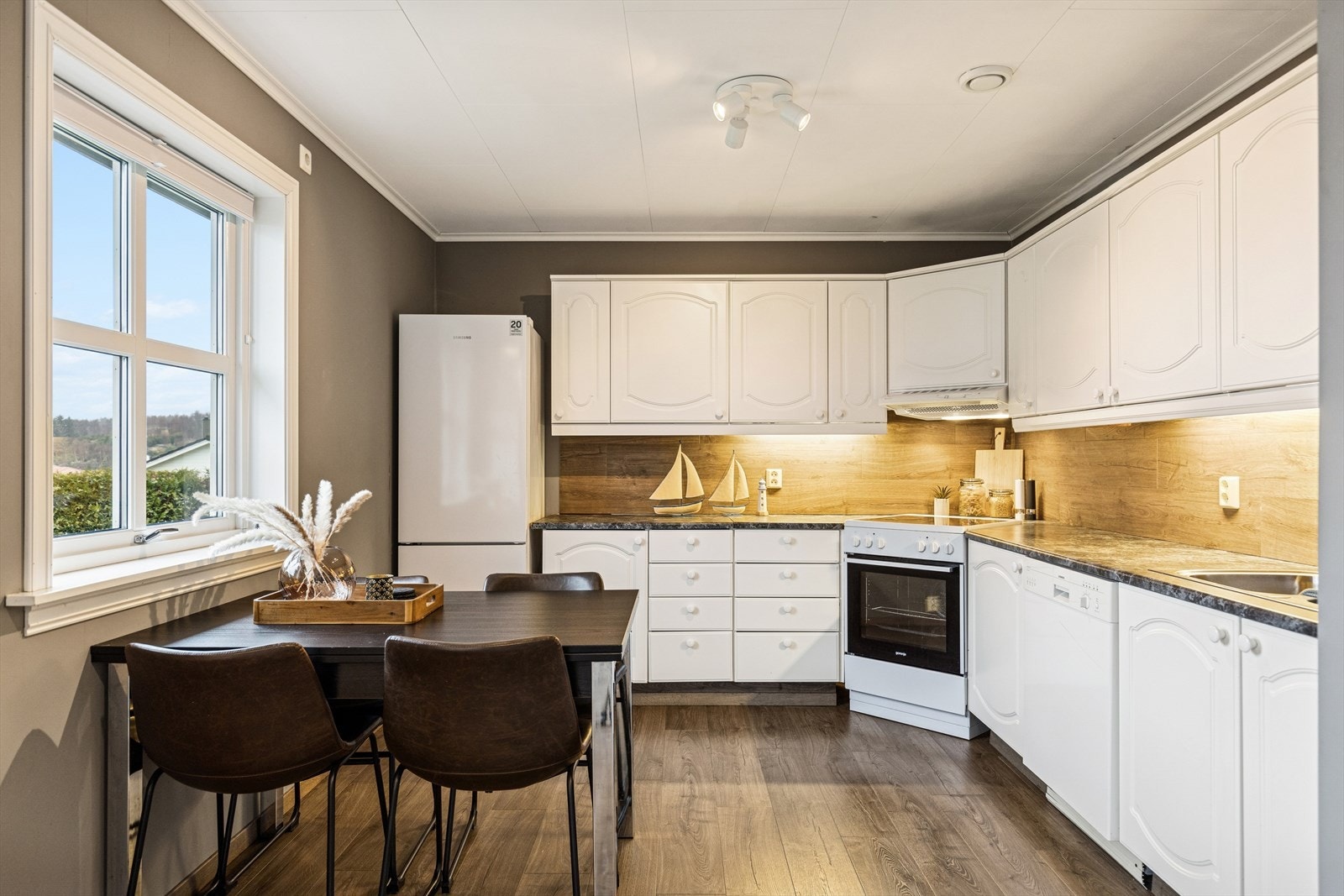 Familiens samlingspunkt - her nytes gode måltider. Galleribilde