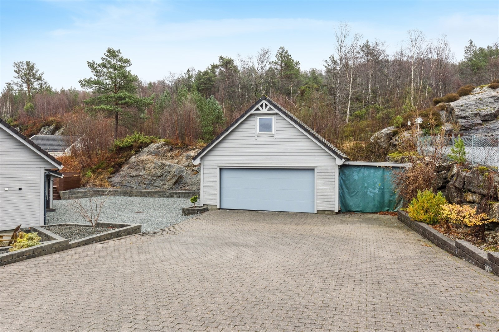 Dobbelt garasje med tilhørende carport. Galleribilde
