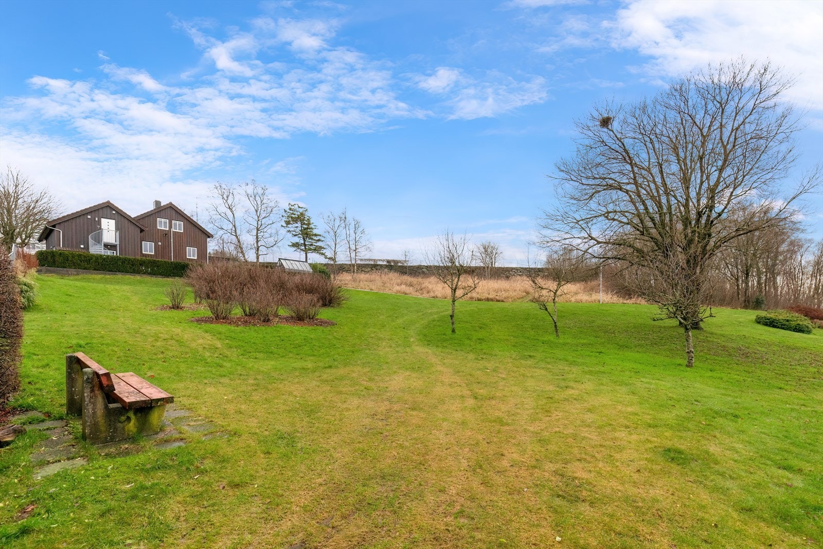 Eiendommen grenser til friareal, og man kommer seg derfor enkelt inn på en rekke turstier like utenfor døren. Galleribilde