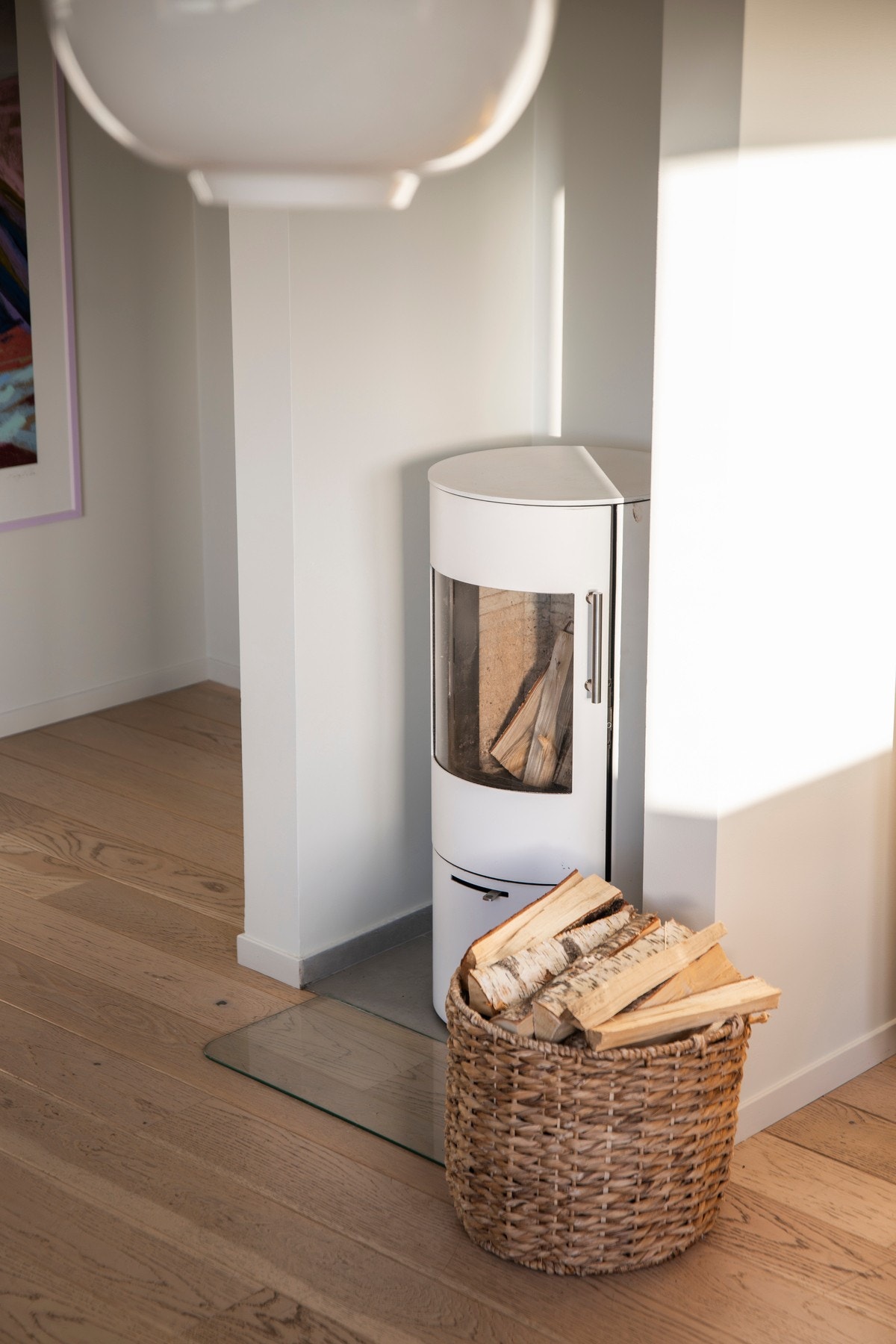 I stuen er satt inn en koselig peisovn med glassdør som byr på ekstra varme og lun atmosfære på kalde dager. Galleribilde