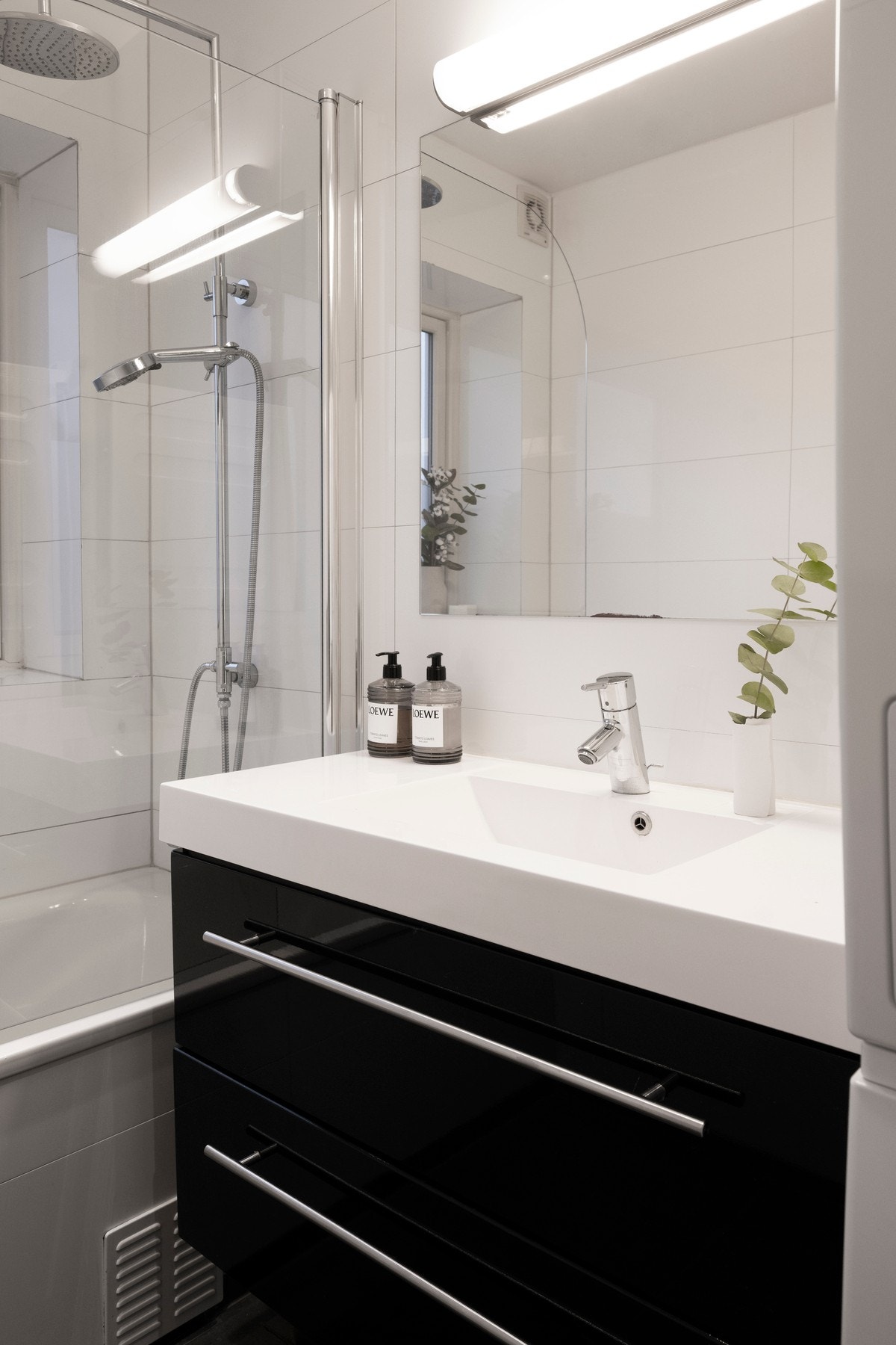 Badet er innredet med servant og speil, badekar med dusjarmatur samt vegghengt toalett med innebygd sisterne. Galleribilde