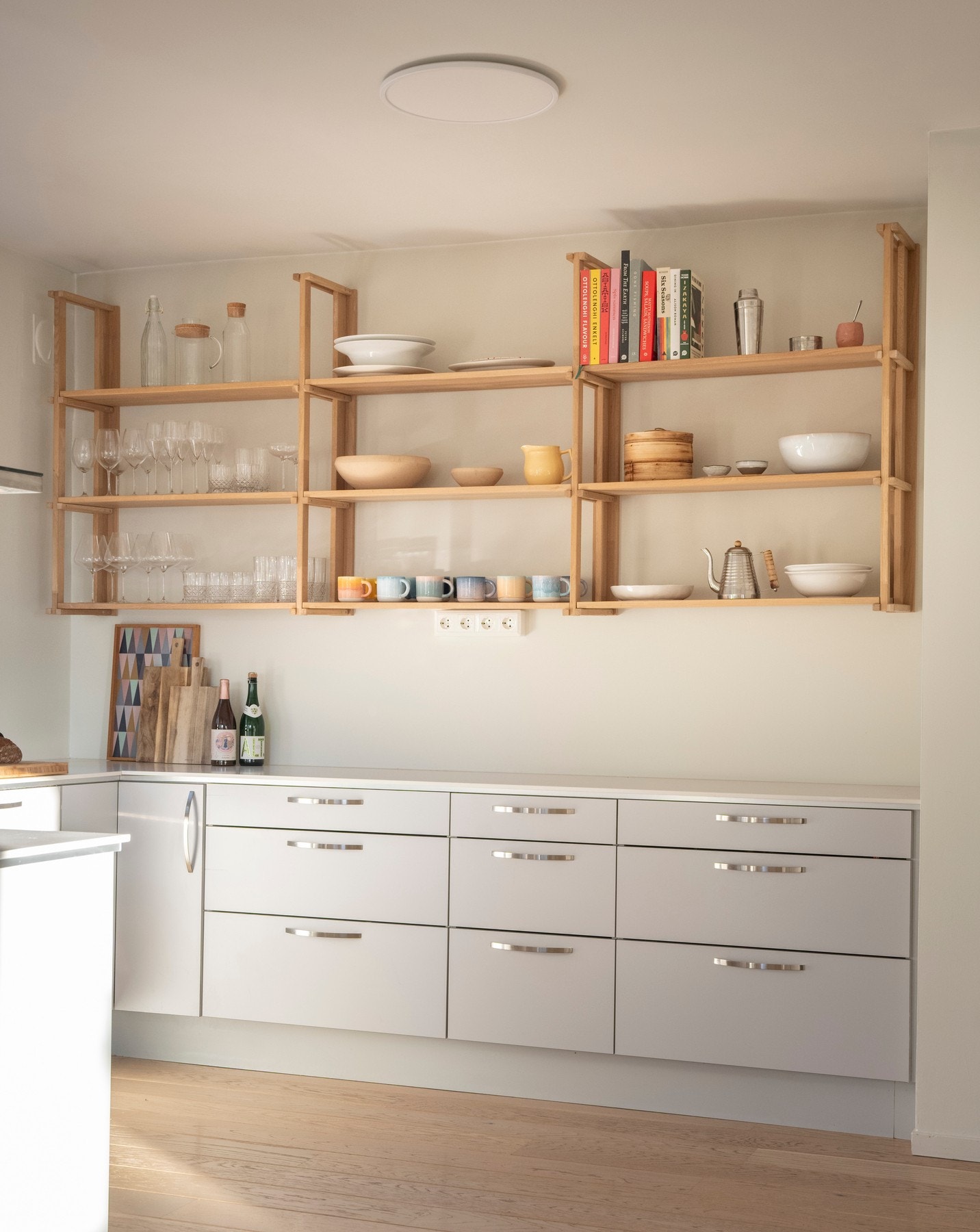 Kjøkkenet har rikelig med benkeplass og praktiske skuffer for god oppbevaring. Galleribilde