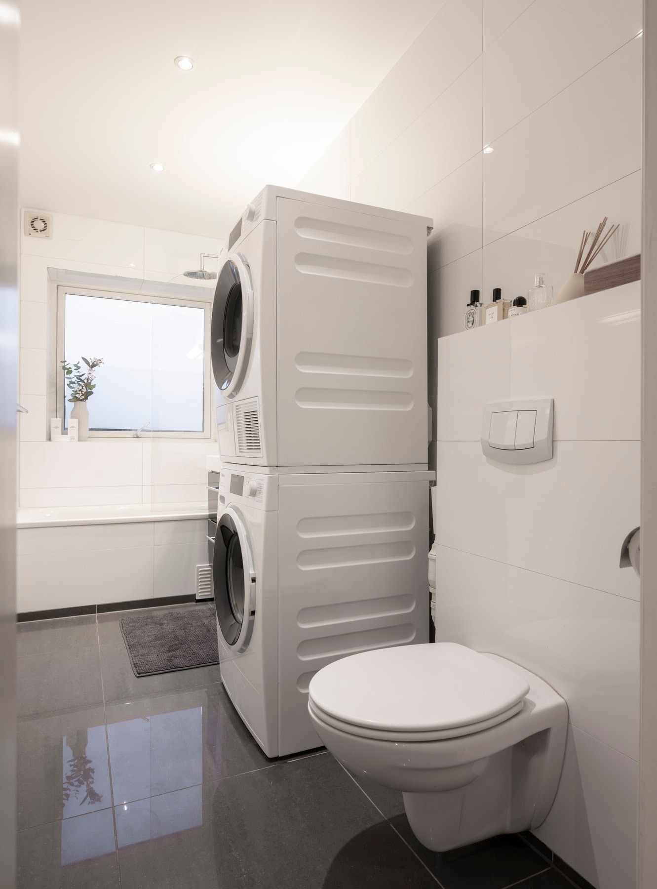 Boligens andre bad er også fra 2013 med flislagt gulv med gulvvarme og flislagte vegger. Galleribilde