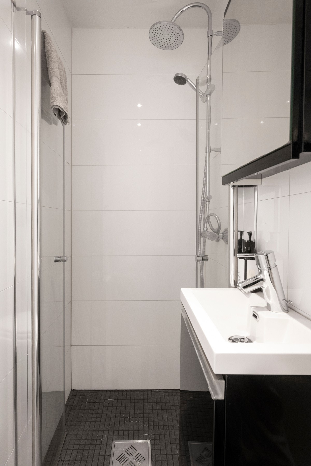 Moderne bad fra 2013 med flislagt gulv med gulvvarme og flislagte vegger som gir et helhetlig og tidløst uttrykk. Galleribilde