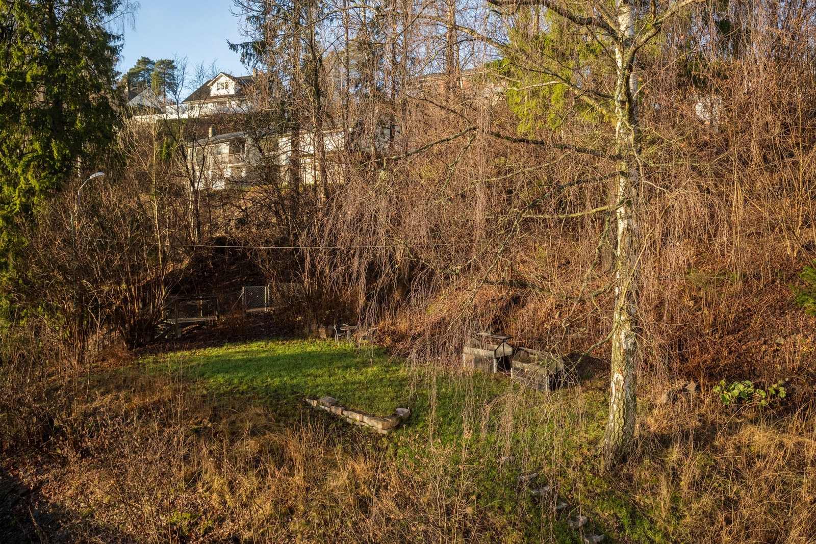 Felles skjermet uteområde. Her bor du i et trygt og trivelig nabolag med kort vei til både natur, aktivitetstilbud og et variert kollektivnettverk. Galleribilde