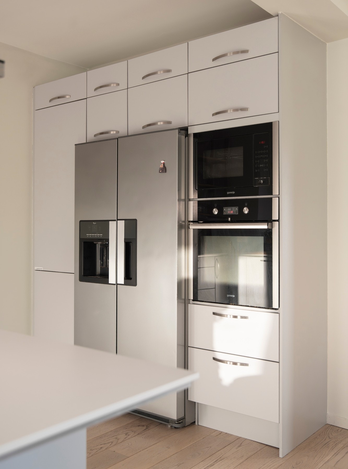 Godt utstyrt med induksjonstopp, integrert komfyr og oppvaskmaskin, samt frittstående kjøleskap med frysedel. Galleribilde