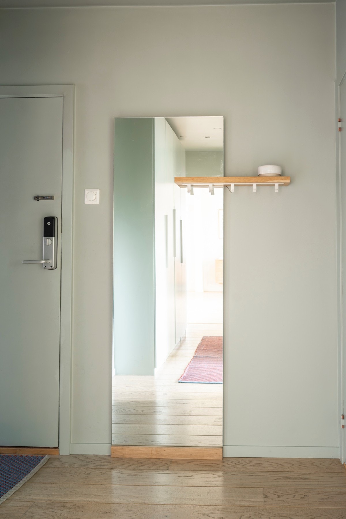 Velkommen inn! Entréen er lys og innbydende, og setter tonen for resten av boligen. Galleribilde