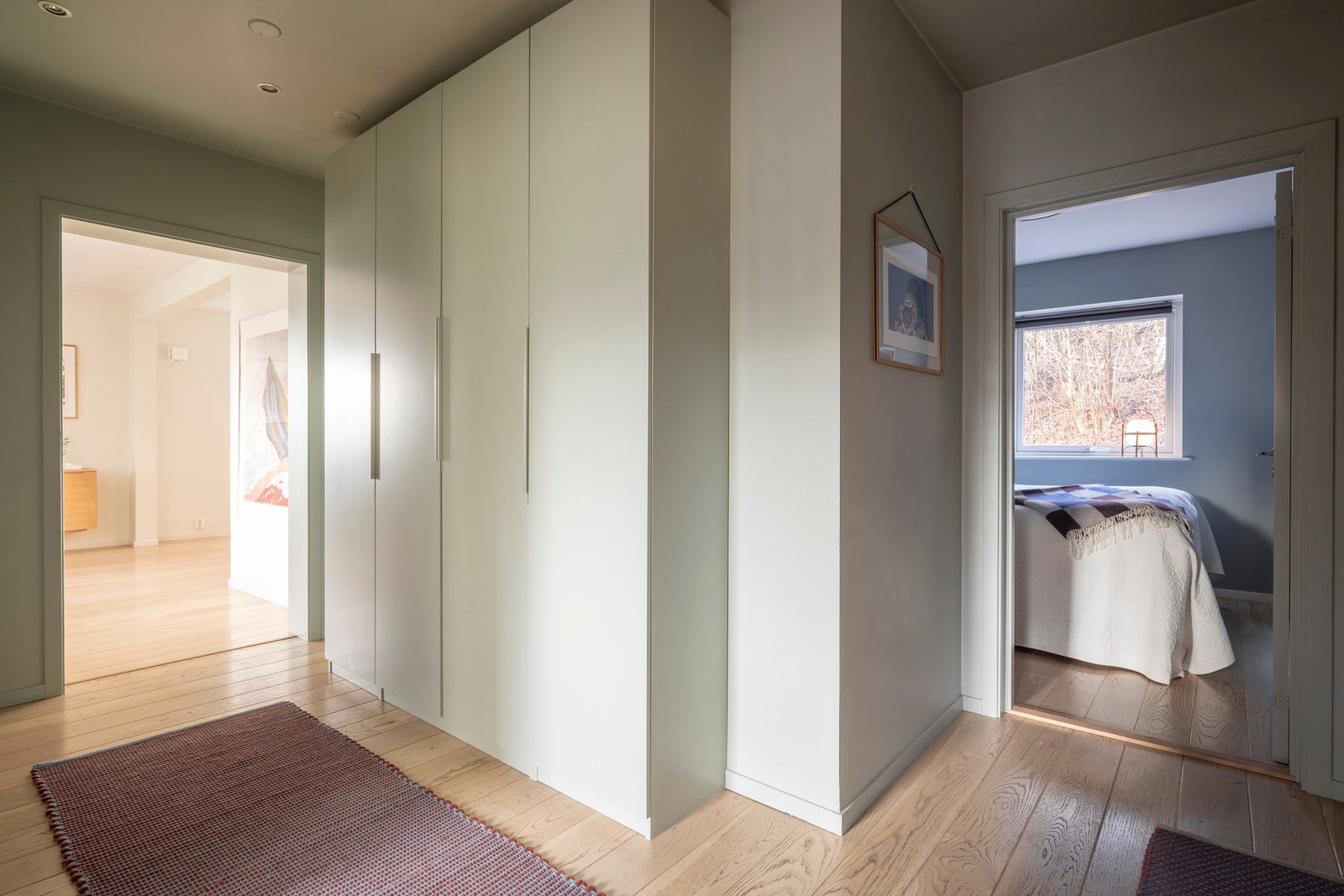 Entré - her er det god plass til oppbevaring av både sko og yttertøy i et romslig garderobeskap. Galleribilde