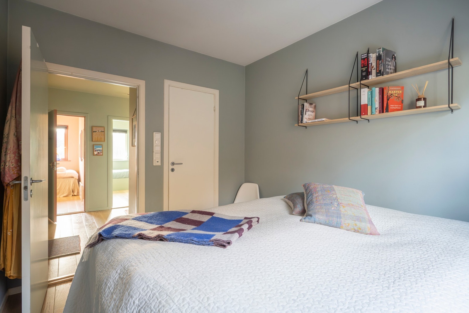 Det romslige hovedsoverommet har plass til dobbeltseng og ønsket garderobeløsning, og har i tillegg direkte adkomst til et eget lekkert bad. Galleribilde